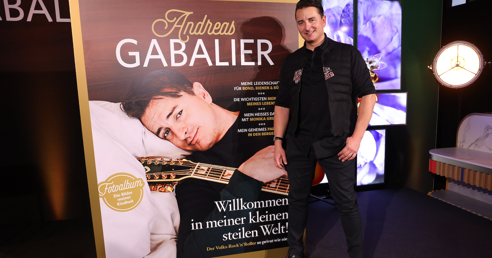 Andreas Gabalier vor dem Cover seines eigenen Magazins