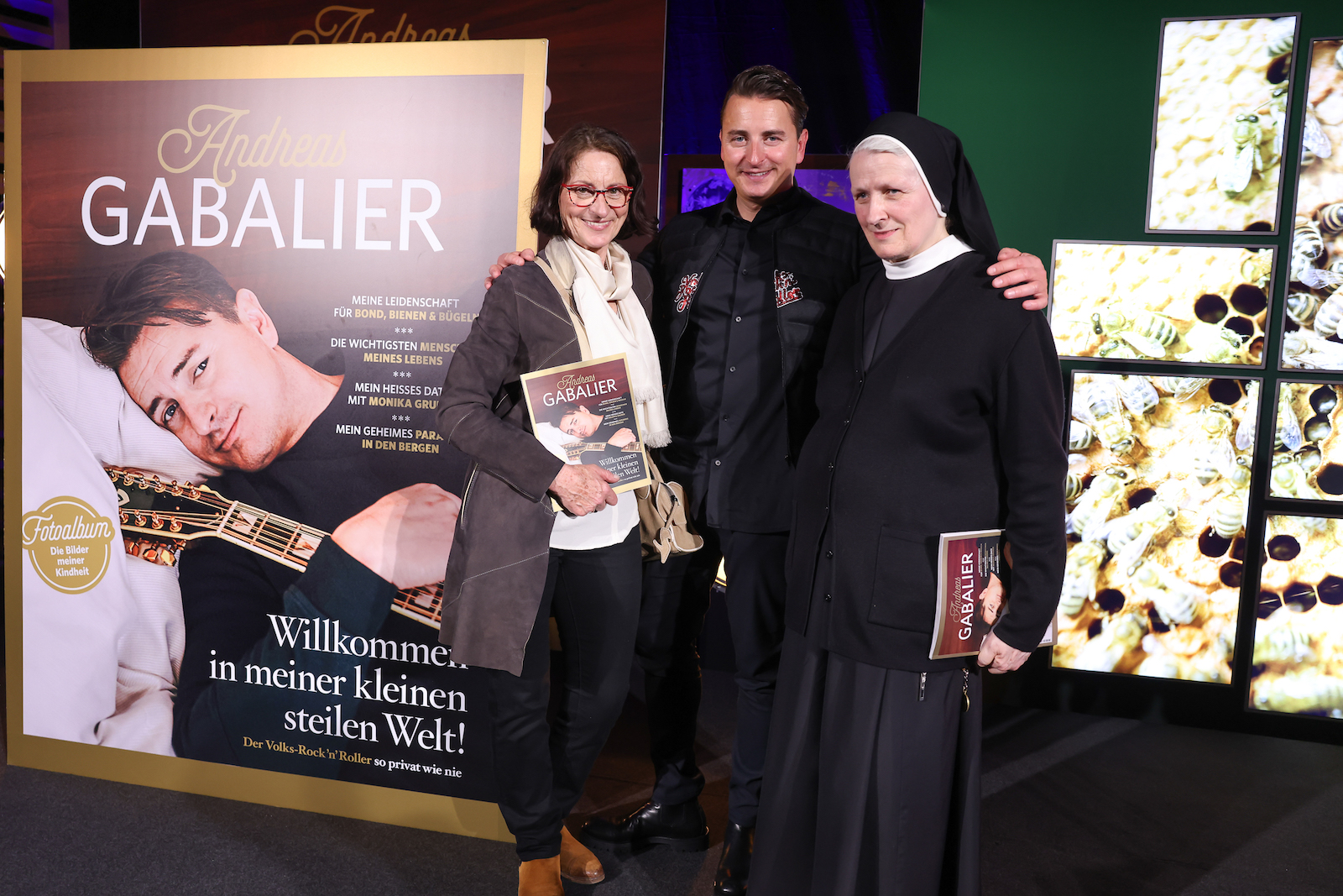 Andreas Gabalier mit seiner Mutter Huberta und Nonne Sabine.