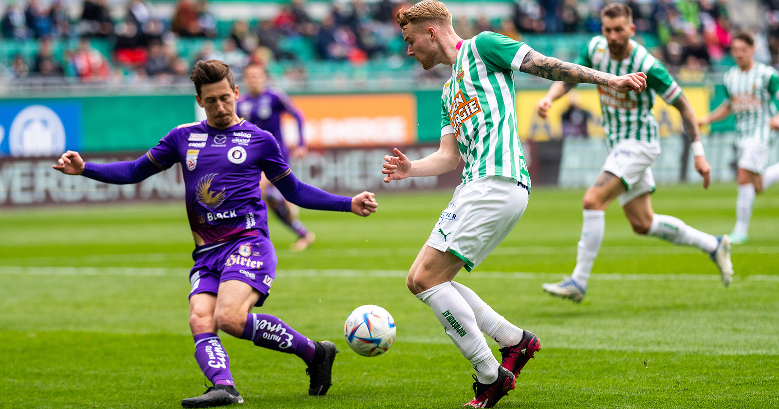 Austria Klagenfurt-Spieler Till Sebastian Schumacher (l.) und Oliver Strunz (SK Rapid Wien)