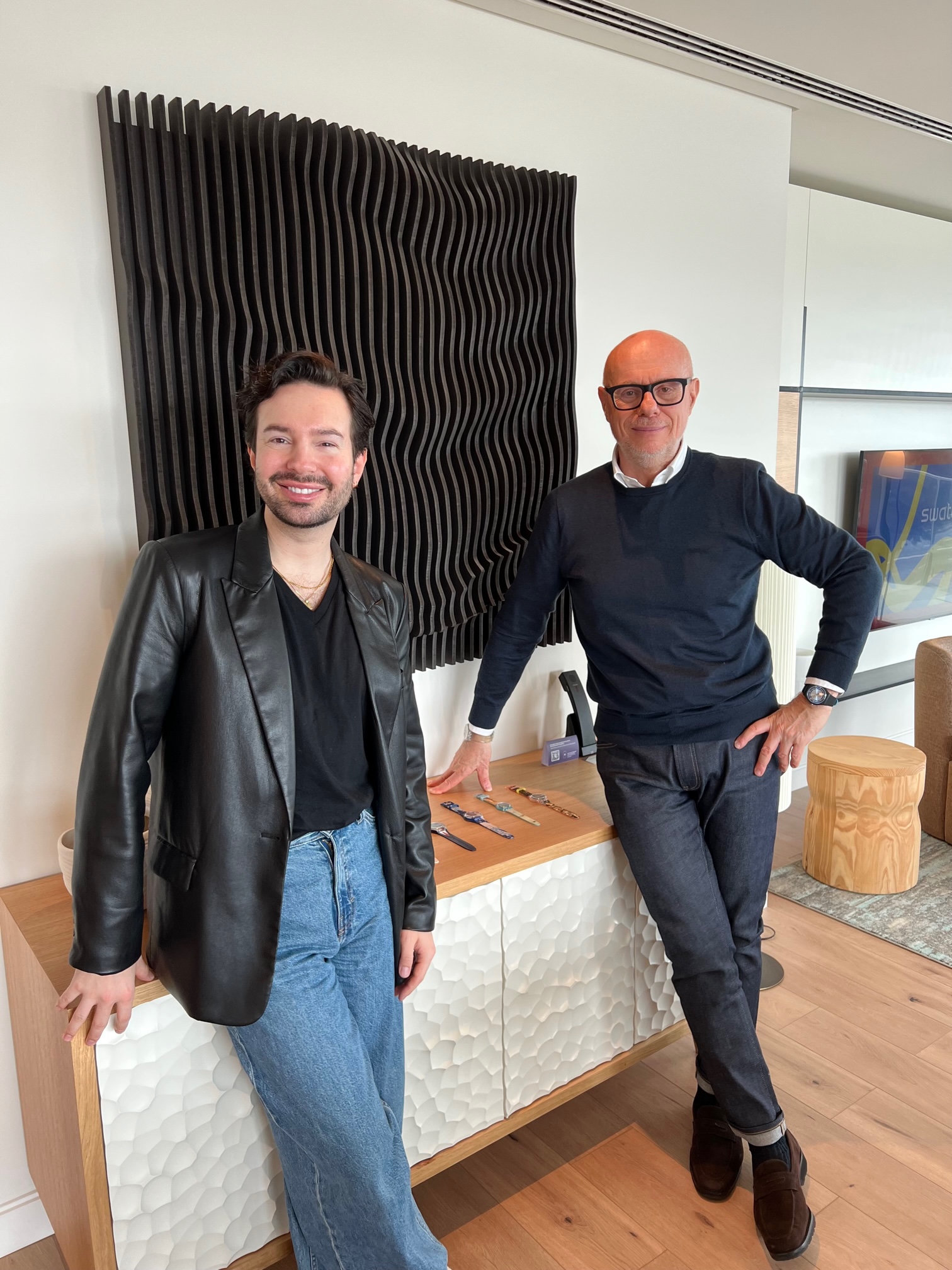 Weekend Redakteur Mio Paternoss im Gespräch mit Swatch-Kreativchef Carlo Giordanetti.