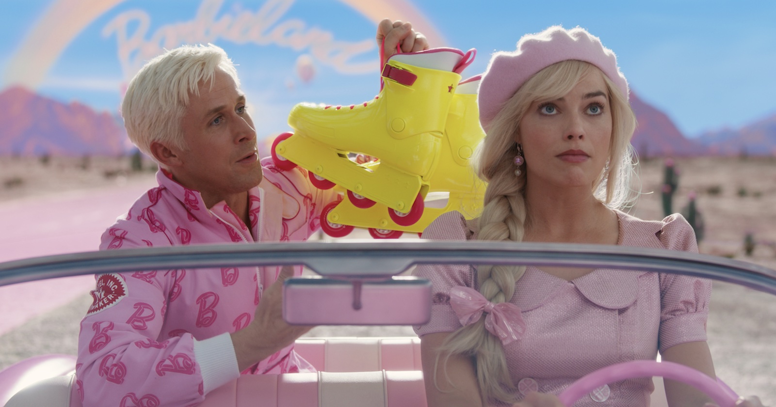 Margot Robbie und Ryan Gosling als Barbie und Ken in rosa Kleidung.