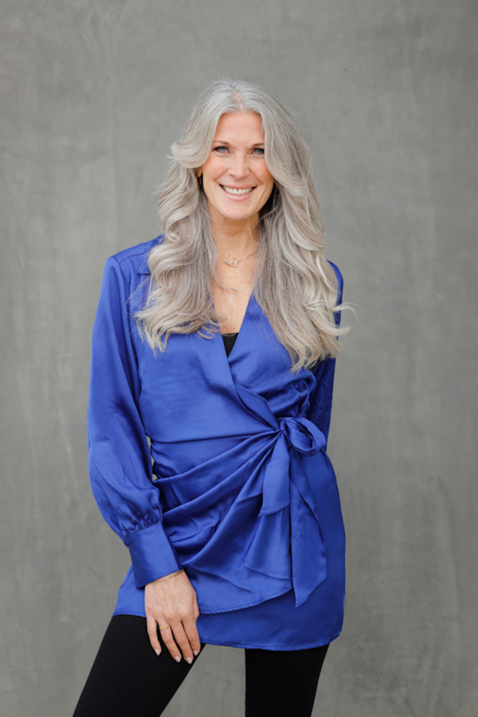 Die 51-jährige Charlene in blauem Mantel.