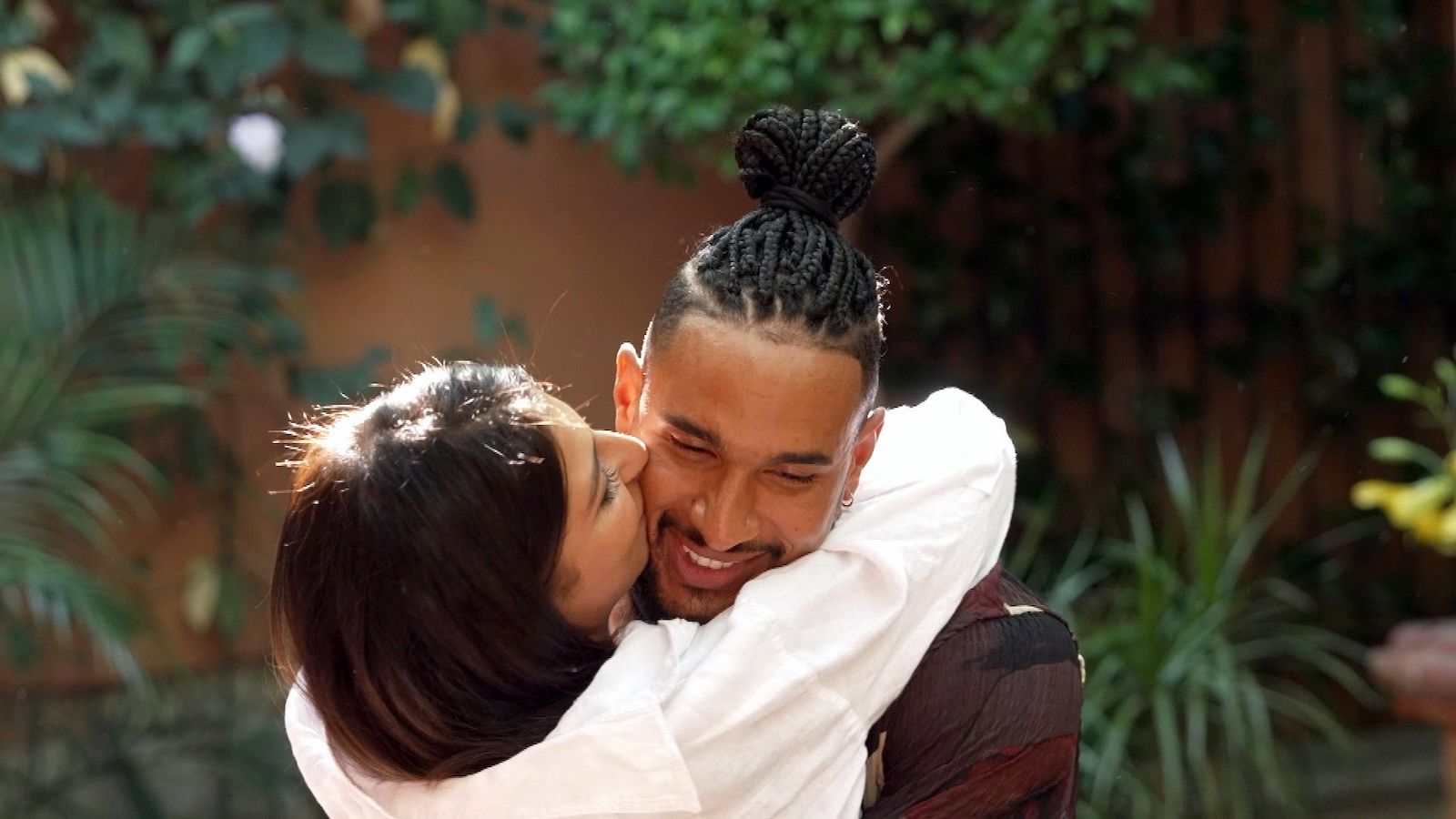 Bachelor 2023: Chiara küsst David auf die Wange.