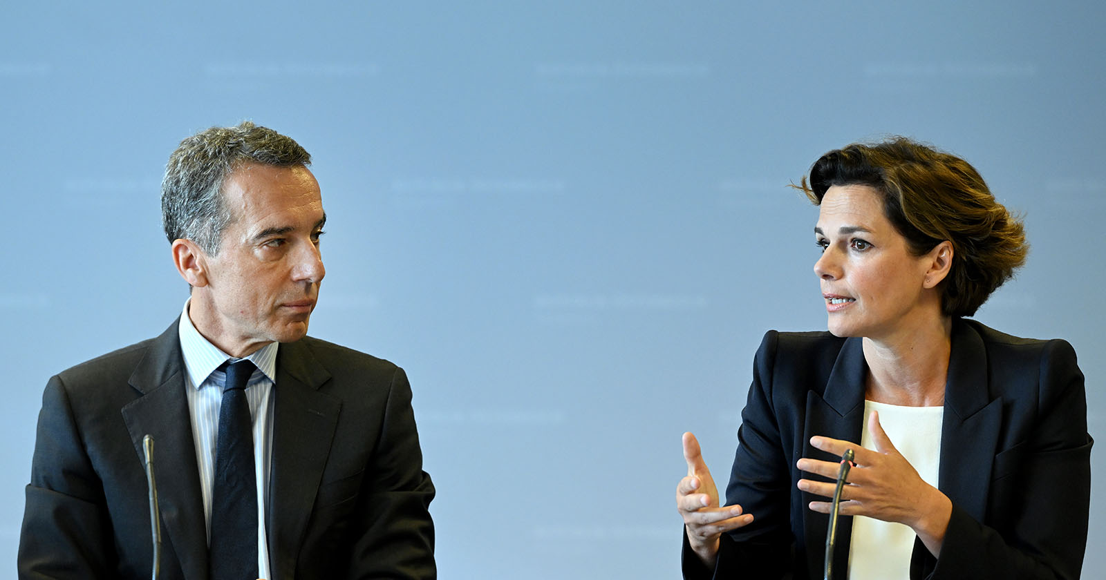 Ex-Bundeskanzler Christian Kern und SPÖ-Vorsitzende Pamela Rendi-Wagner bei einer Pressekonferenz