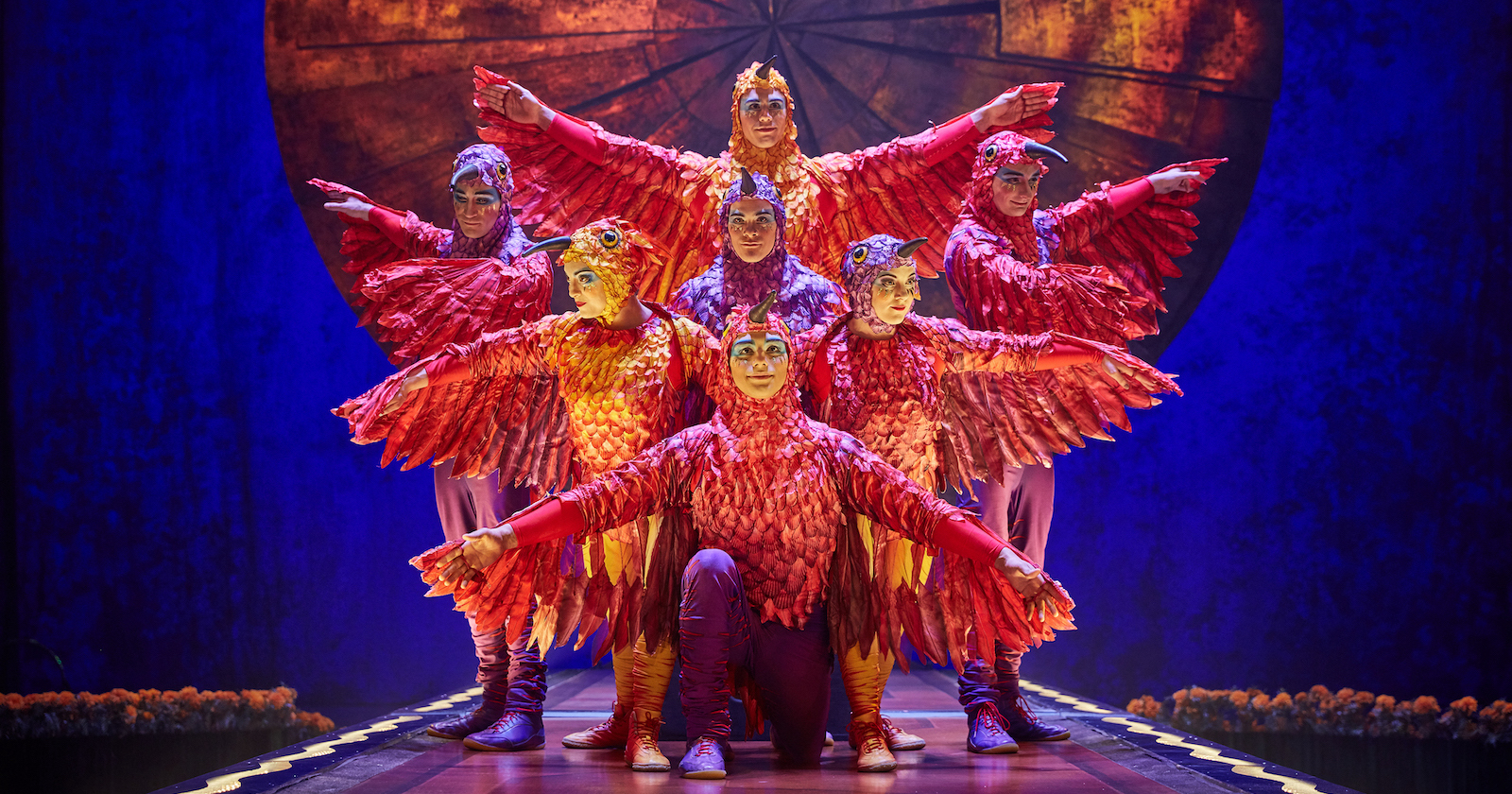 Darsteller in Vogelkostümen