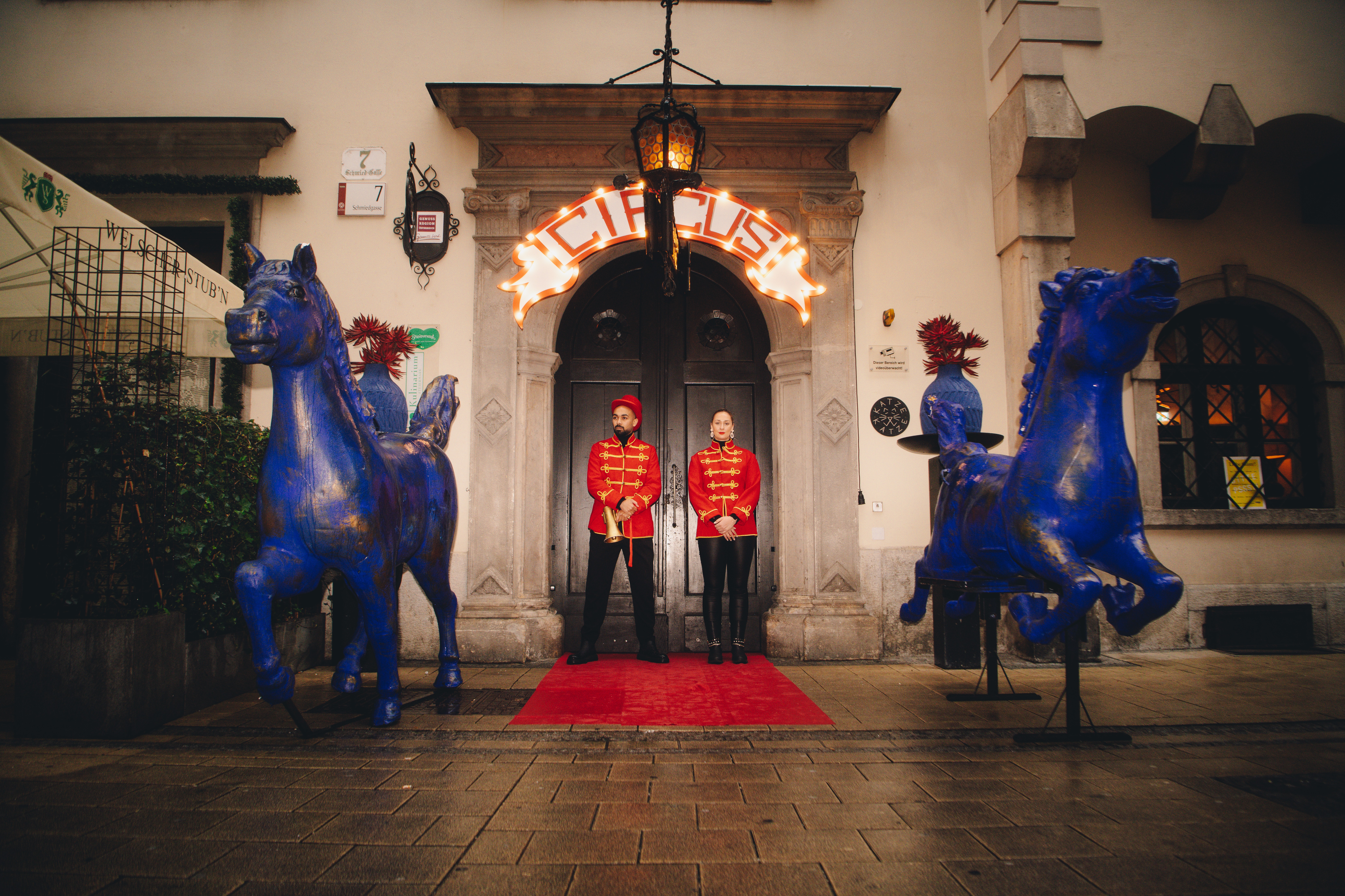 Der Eingang zum &quot;Katze Katze&quot;-Zirkus