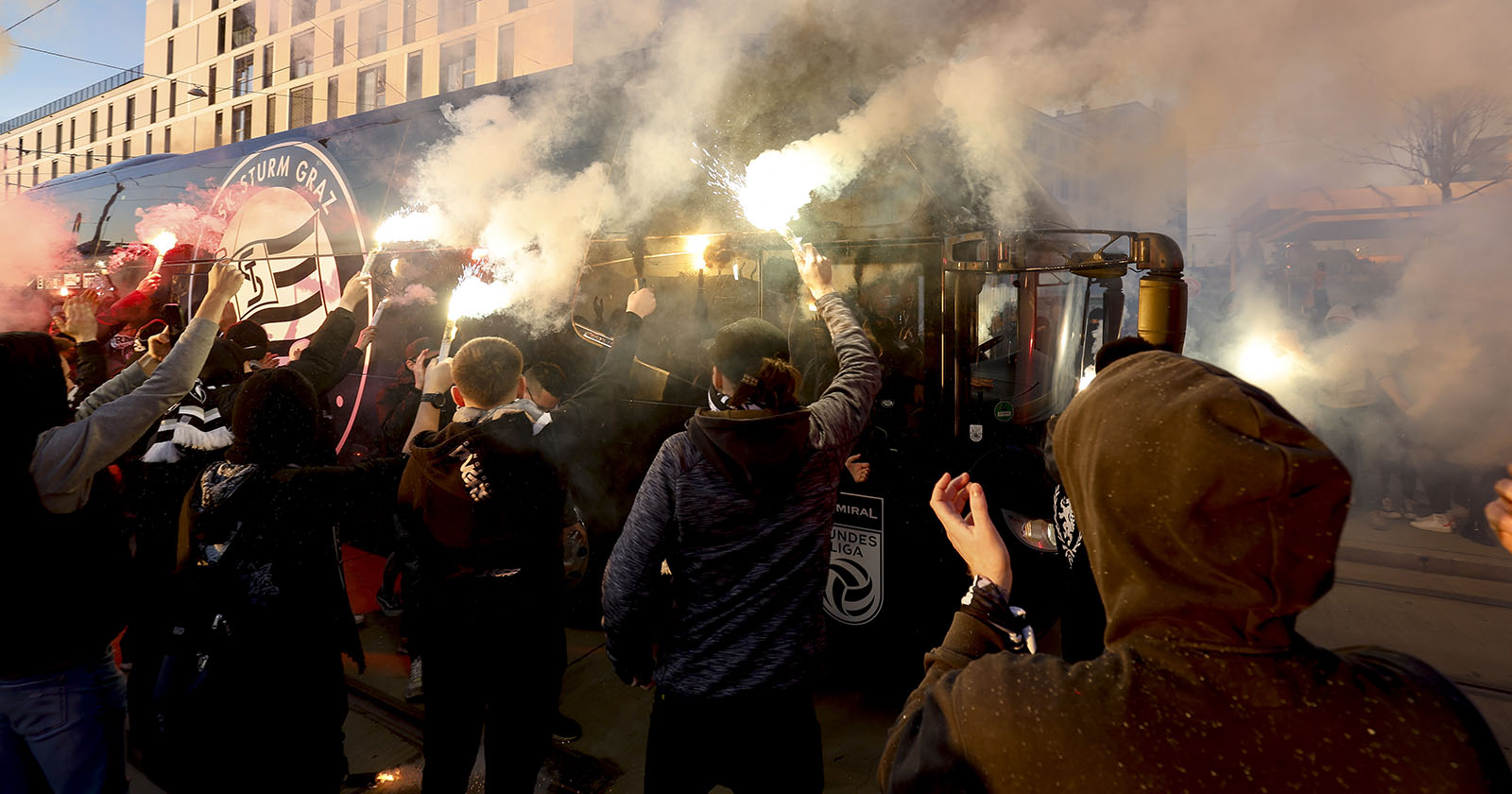 Sturm-Fans begrüßen den Mannschaftsbus vor der Merkur-Arena