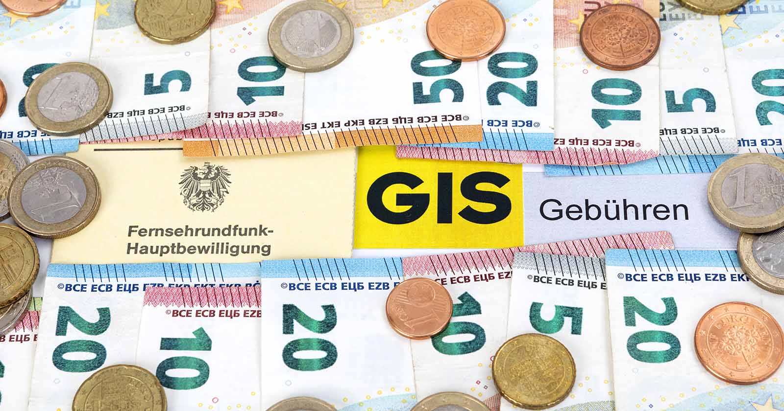 Bargeld liegt verteilt auf einem Schreiben des Gebühren Info Service (GIS)