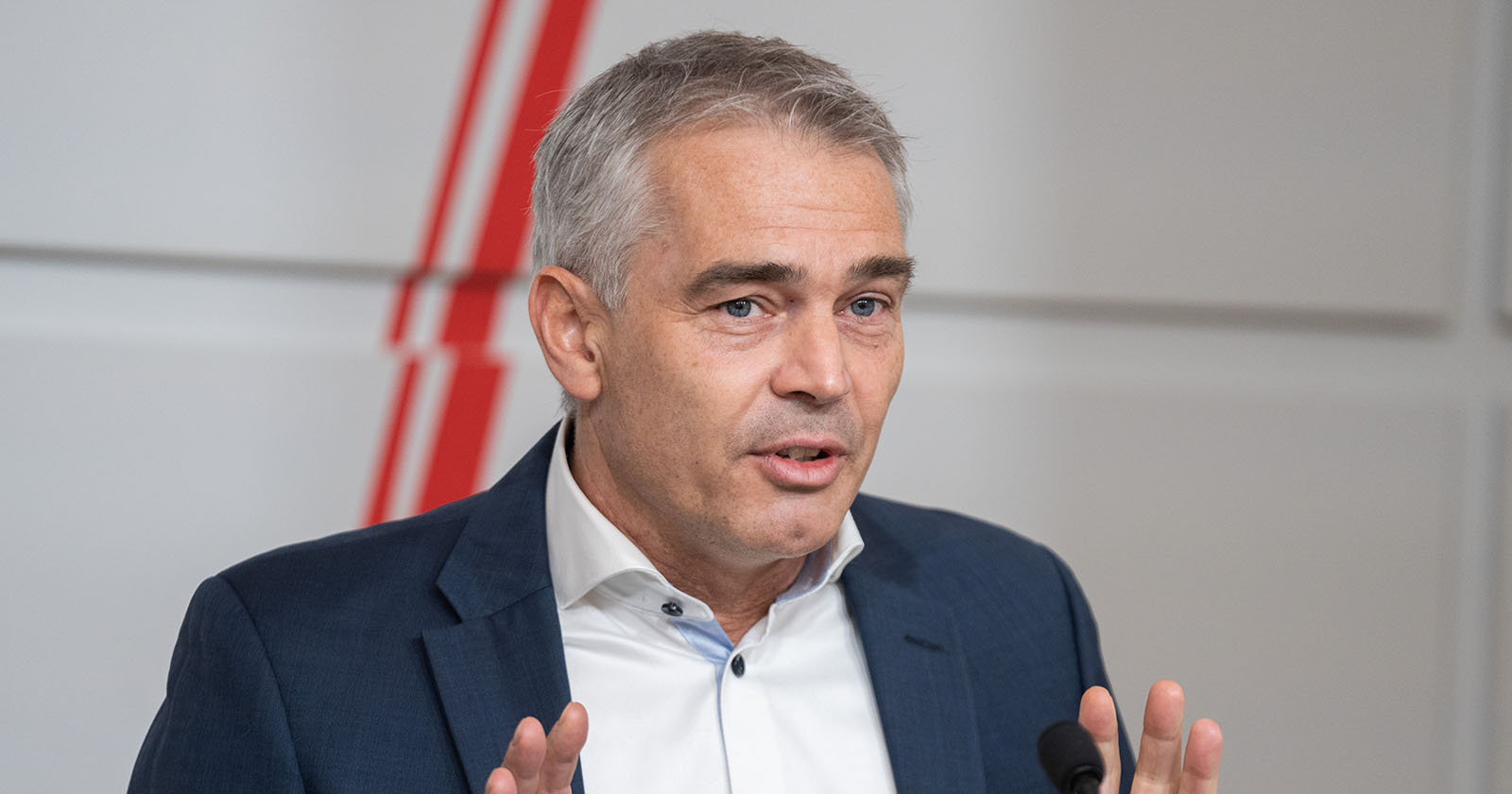 Epidemiologe Gerald Gartlehner bei einer Pressekonferenz