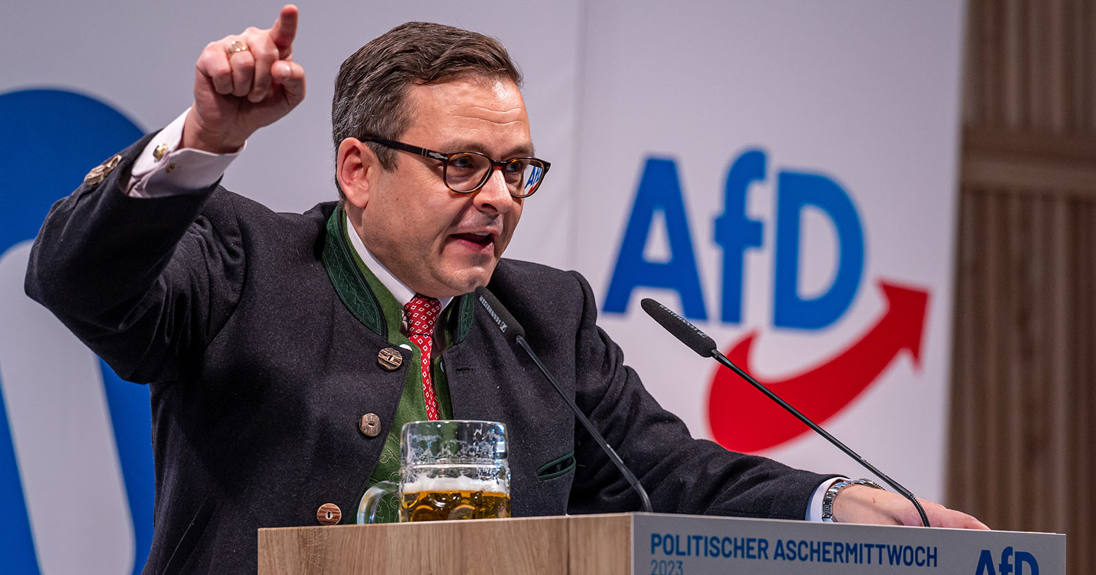 Gerald Grosz bei seiner Aschermittwochs-Rede im deutschen Deggendorf