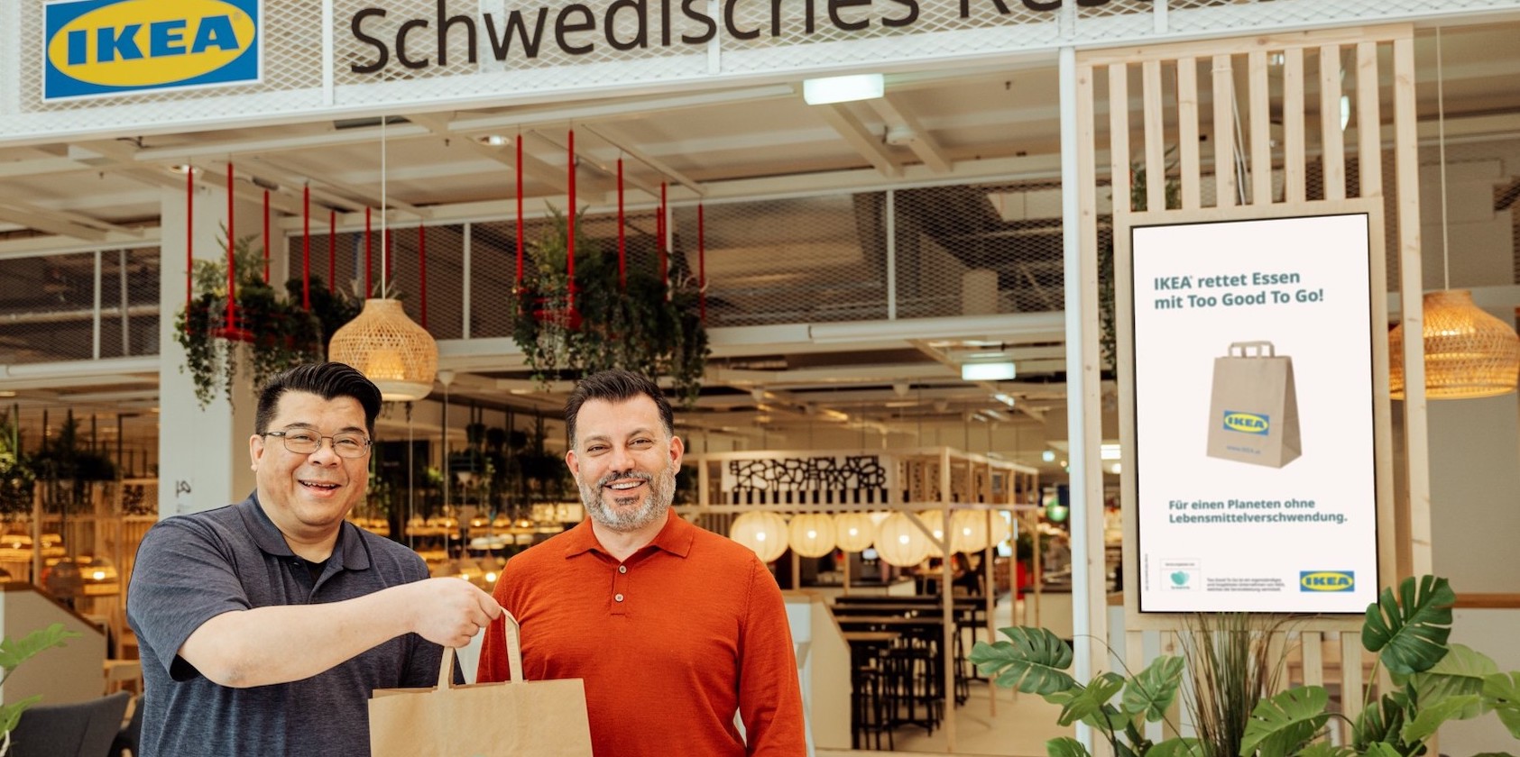 Kunde holt Sackerl ab