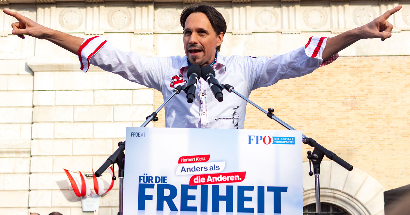 Martin Rutter, Kopf der Corona-Demonstrationen, bei einer Rede am Wiener Heldenplatz