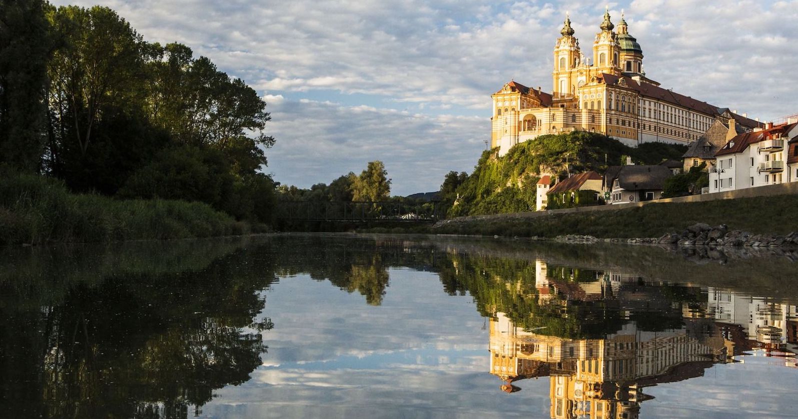 Blick von der Donau auf das Stift Melk, das sich auf einer Anhöhe befindet