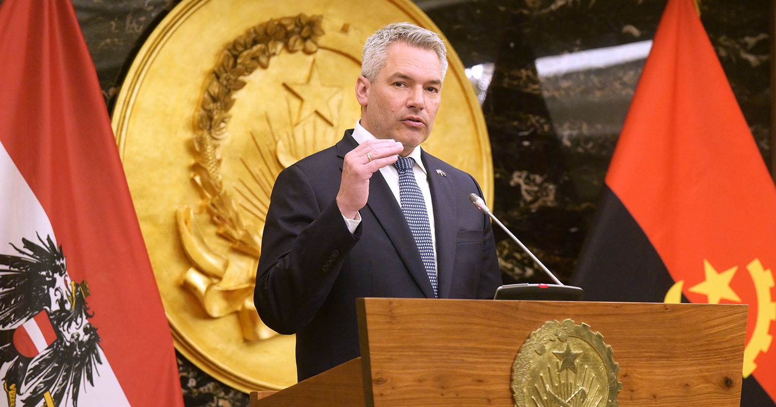 Bundeskanzler Karl Nehammer bei einer Pressekonferenz in Angola