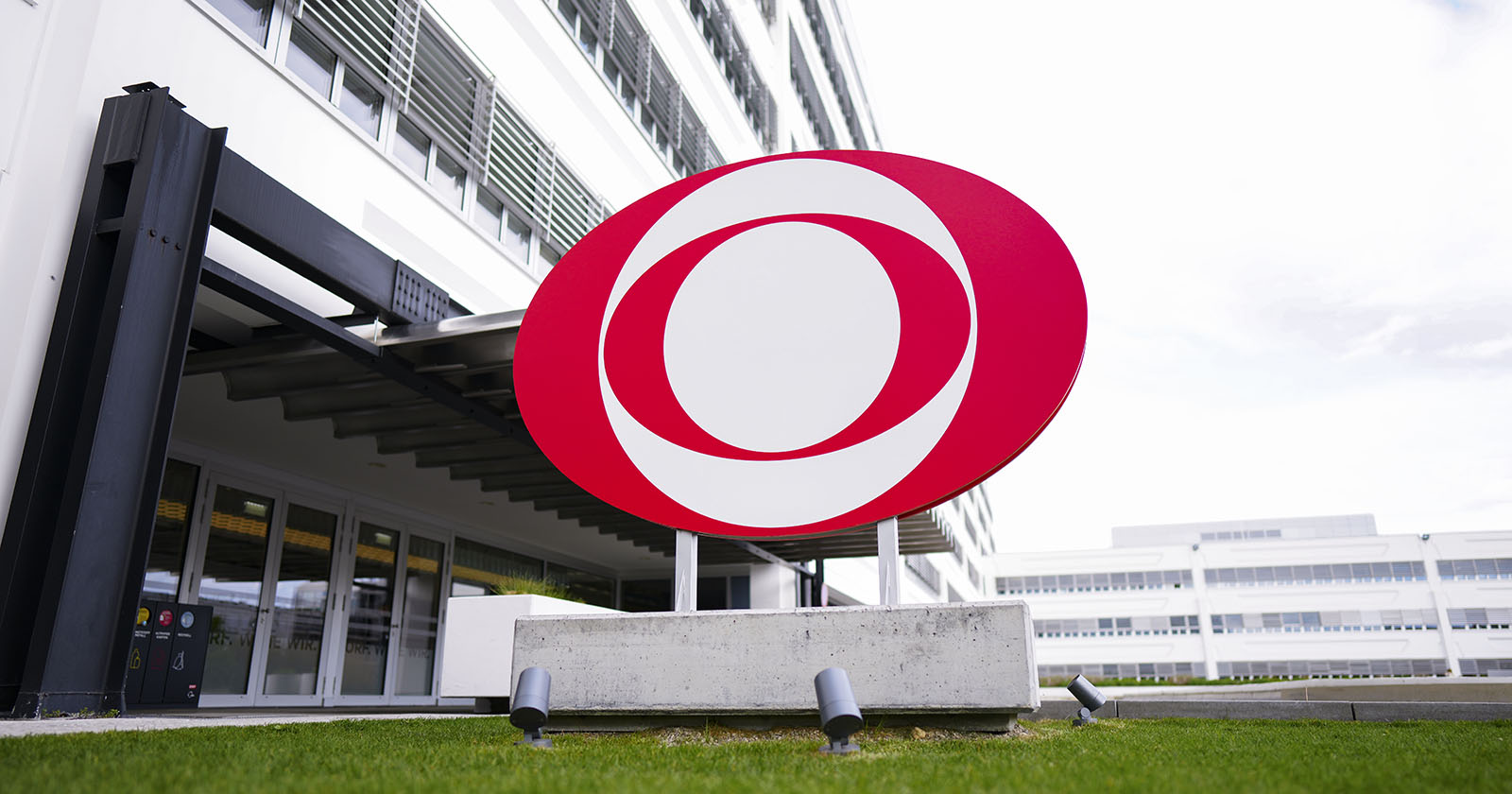 Ein ORF-Logo am Gelände des ORF-Zentrums in Wien