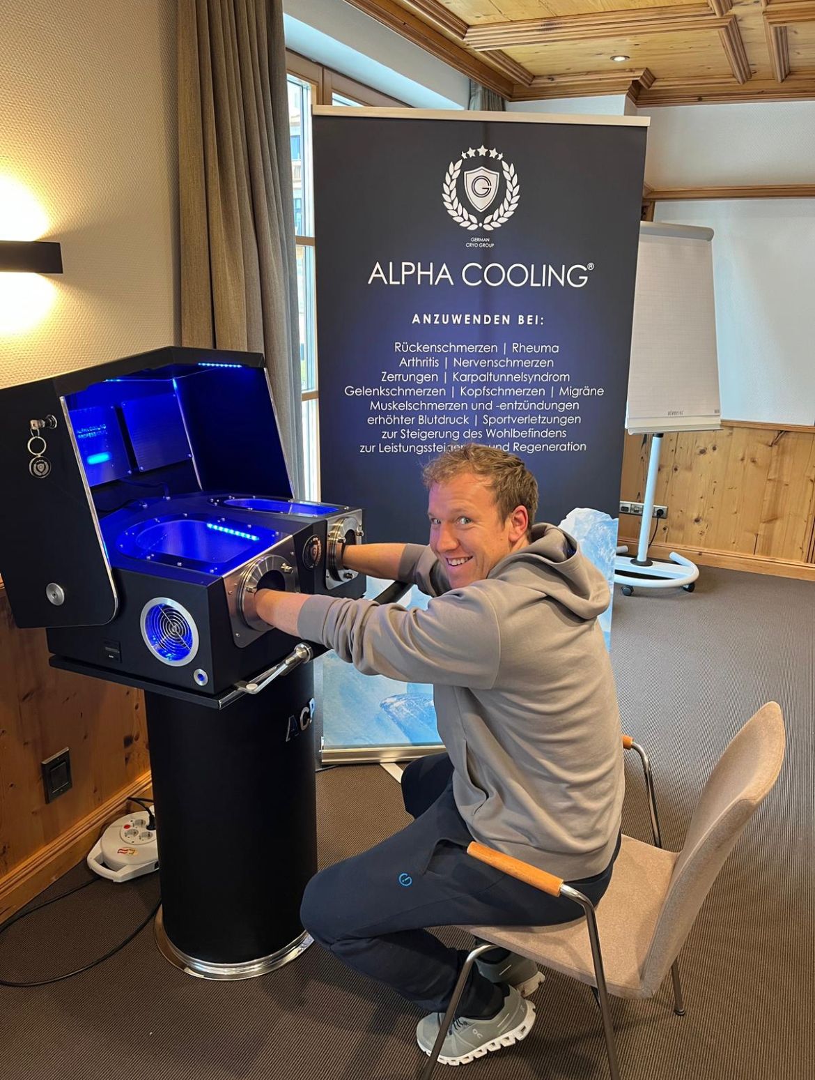 Raimund Friedl testet das Alpha Cooling Gerät.