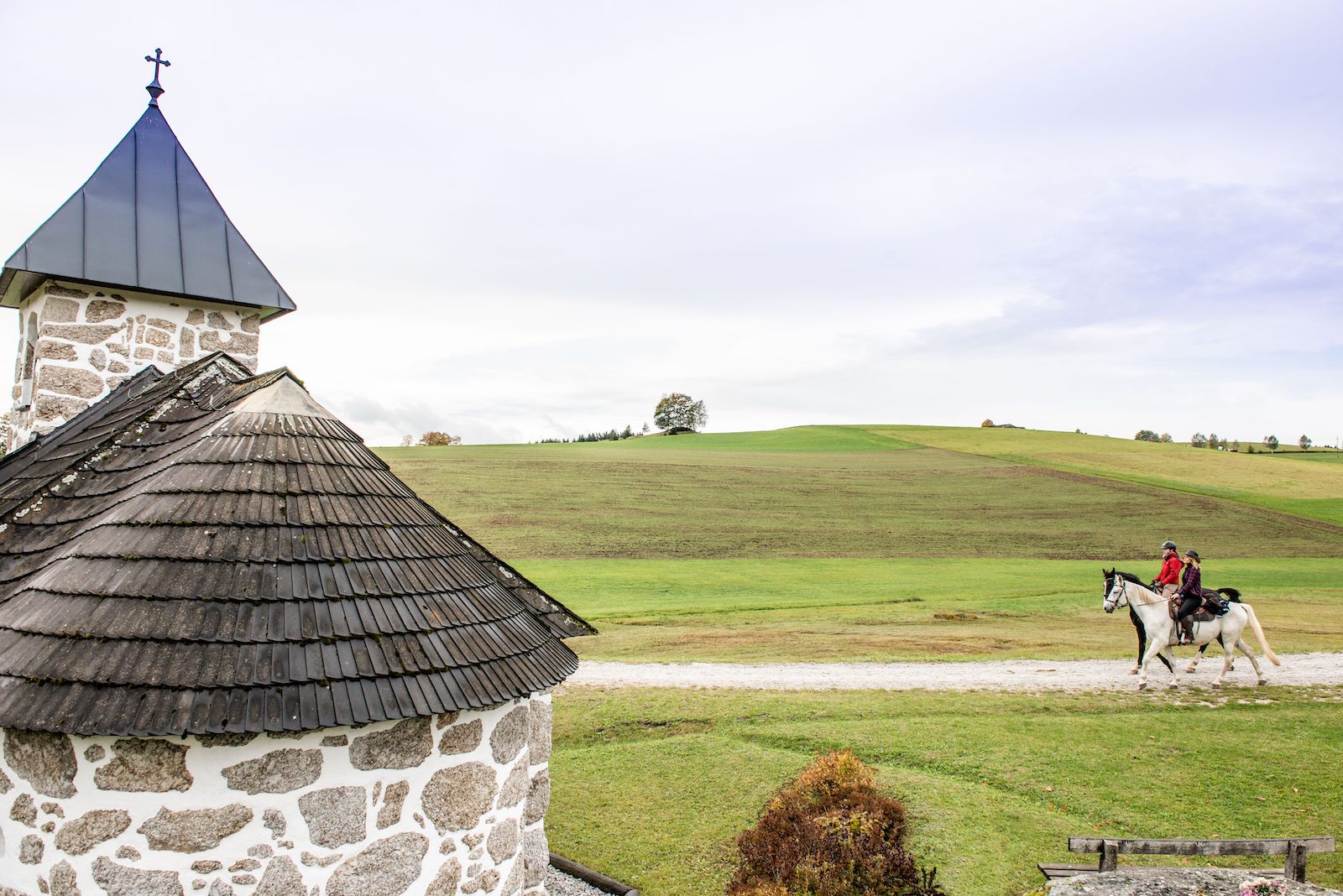 2 Reiter entlang des Johannesritts in Oberösterreich