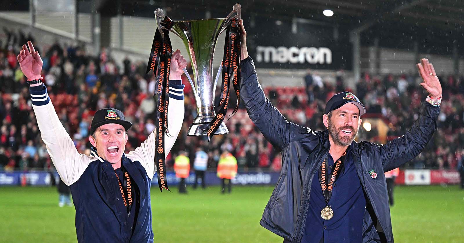Die Schauspieler Rob McElhenney und Ryan Reynolds feiern den Aufstieg ihre Klubs Wrexham