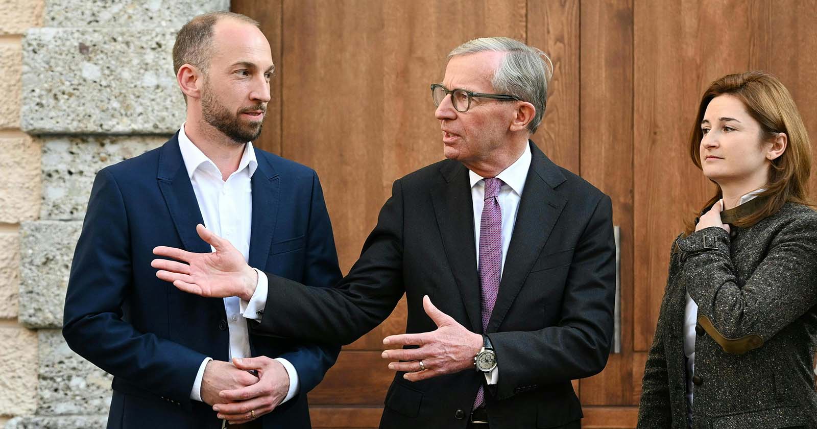 Der Salzburger ÖVP-Chef Wilfried Haslauer mit Marlene Svazek (FPÖ) und David Egger (SPÖ)