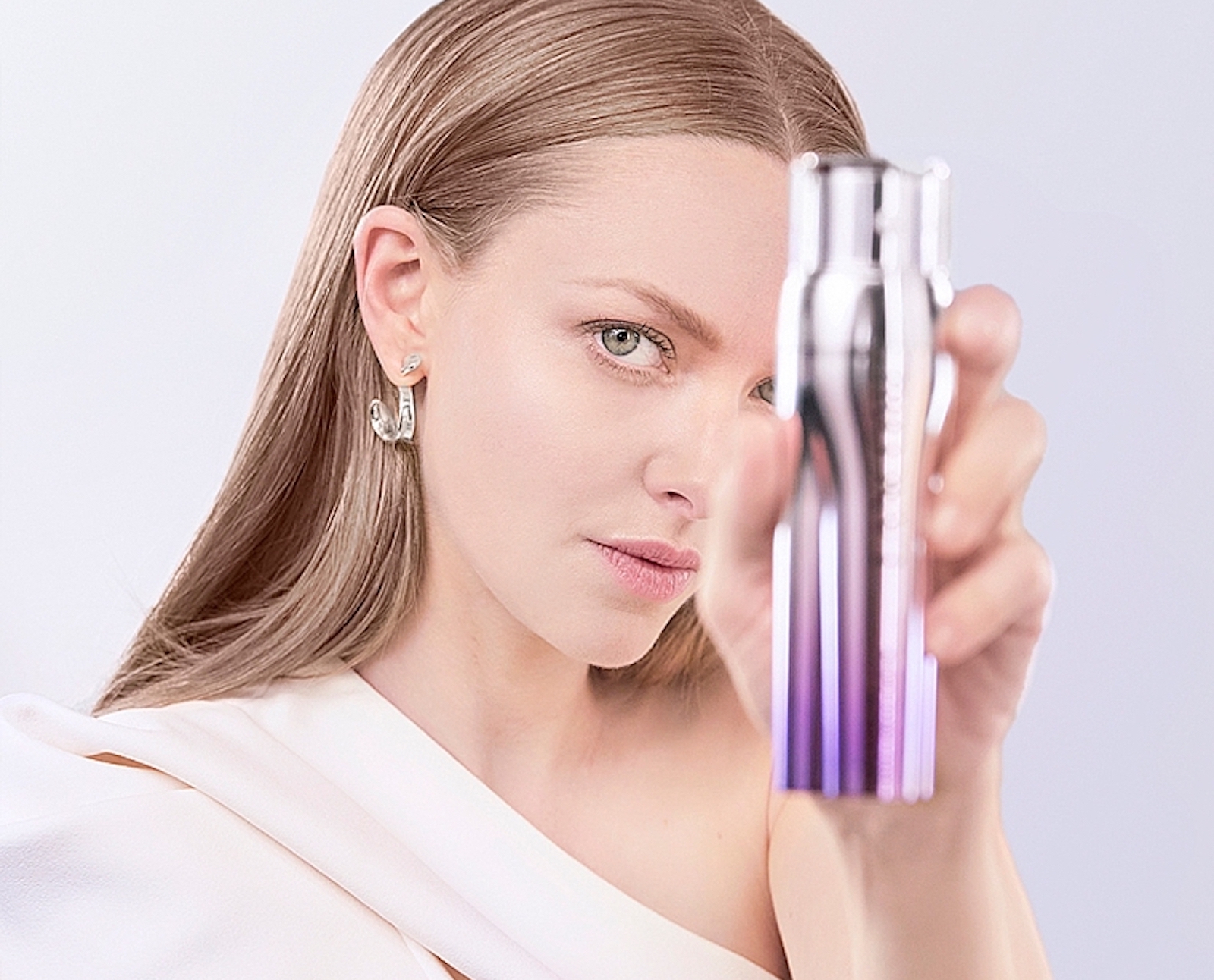 Porträt mit Produkt in der Hand