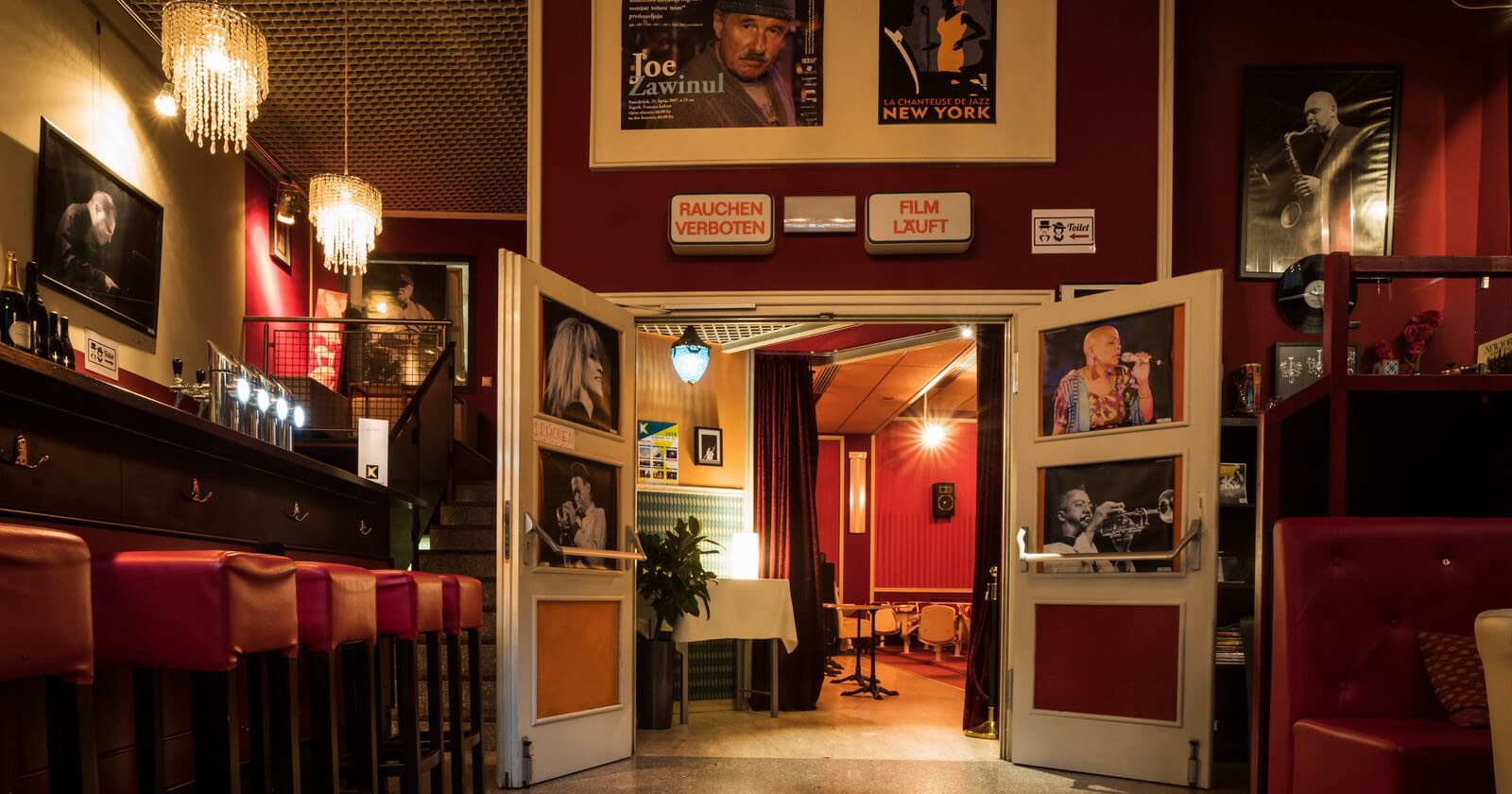 Der Barbereich der Kammerlichtspiele mit Blick durch zwei geöffnete Flügeltüren in den Veranstaltungsbereich