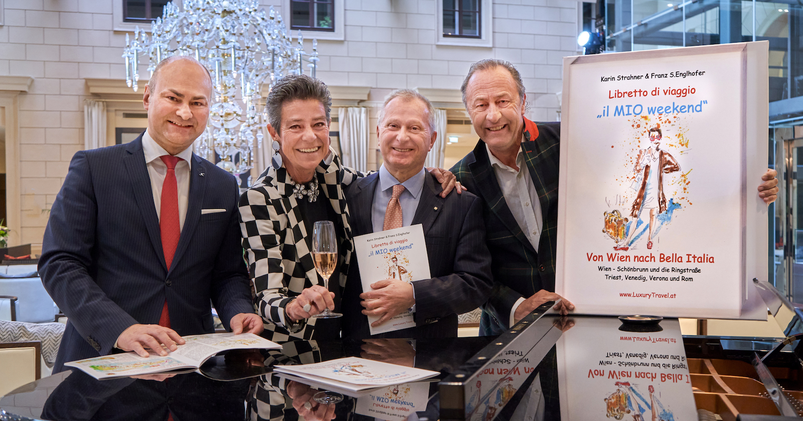 Porträt, 4 Personen neben Plakat