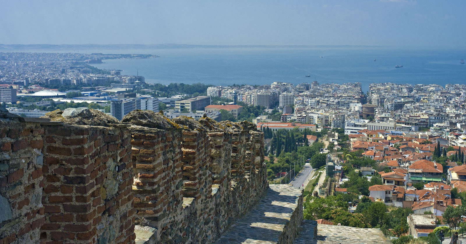 Blick auf die Stadtmauer und den Hafen von Thessaloniki | Credit: GNTO./H. KAKAROUHAS