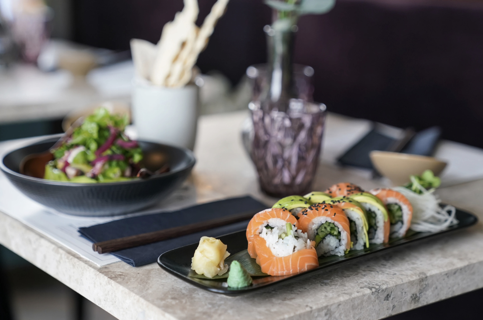 Rolls angerichtet auf schwarzem Teller.