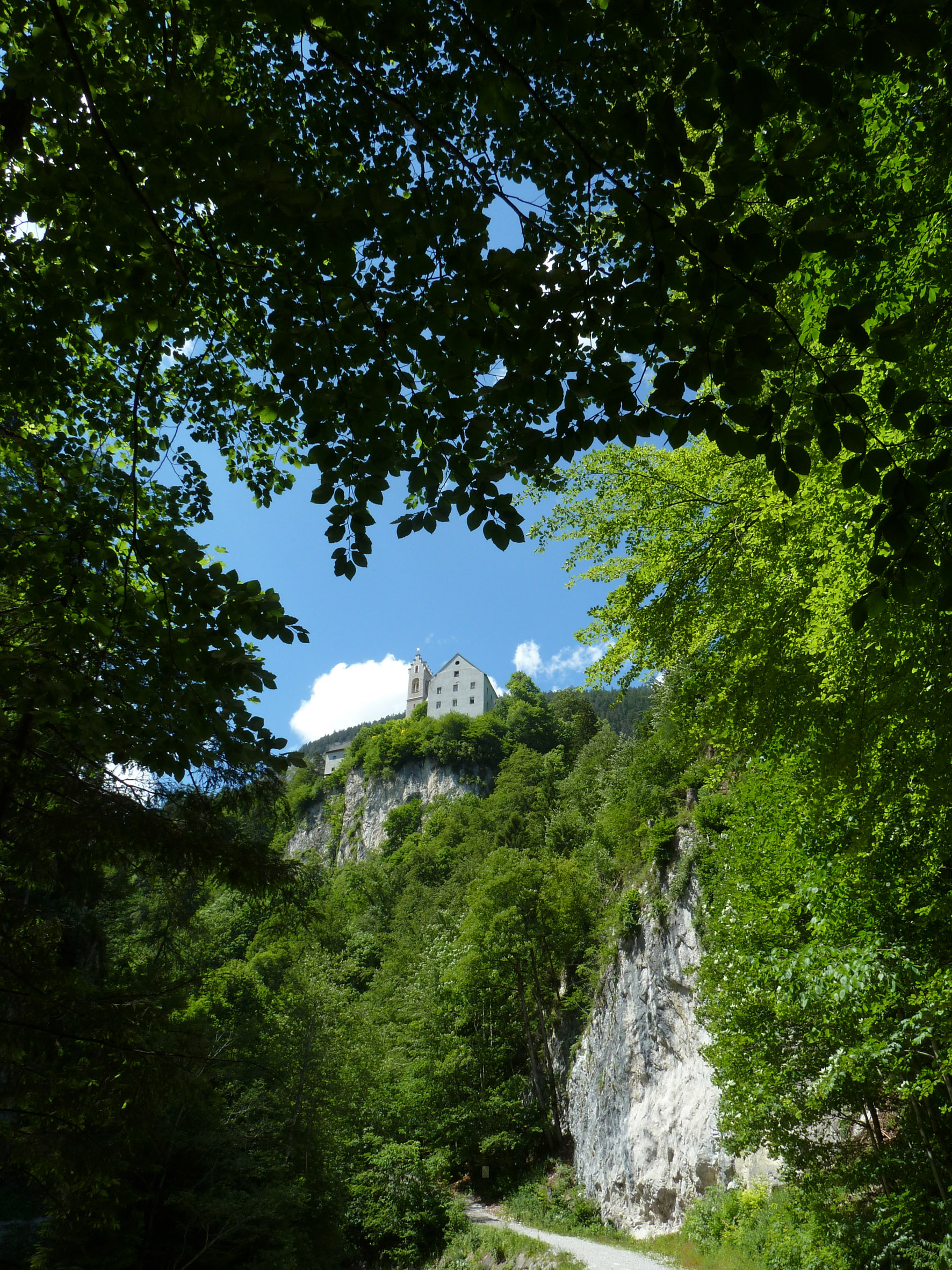 Kloster St. Georgenberg in Tirol hoch oben über der Wolfsklamm