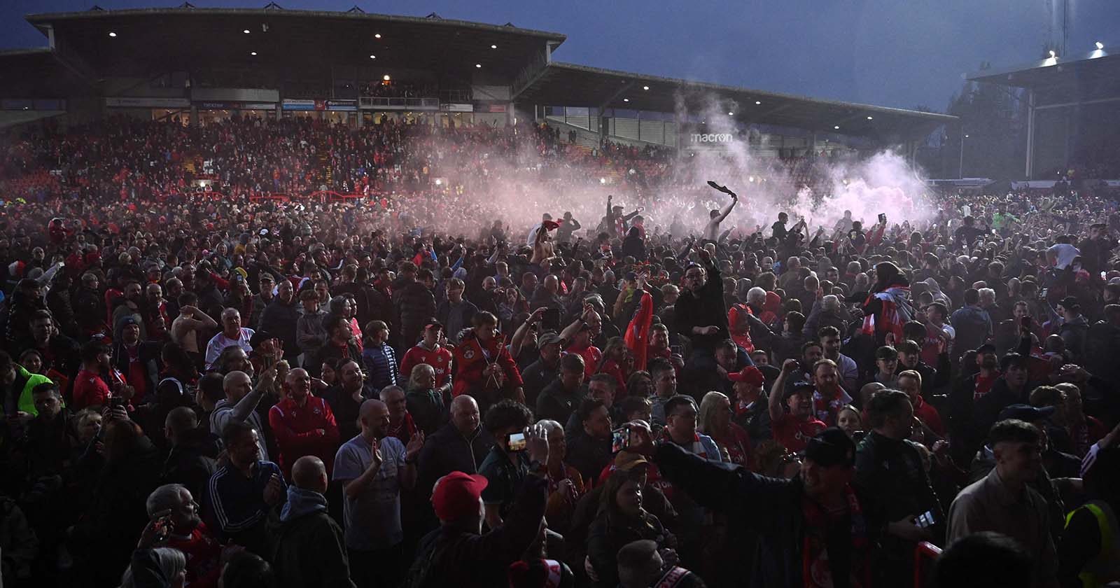 Die Fans des AFC Wrexham feierten den Aufstieg ihres Teams mit einem Platzsturm.
