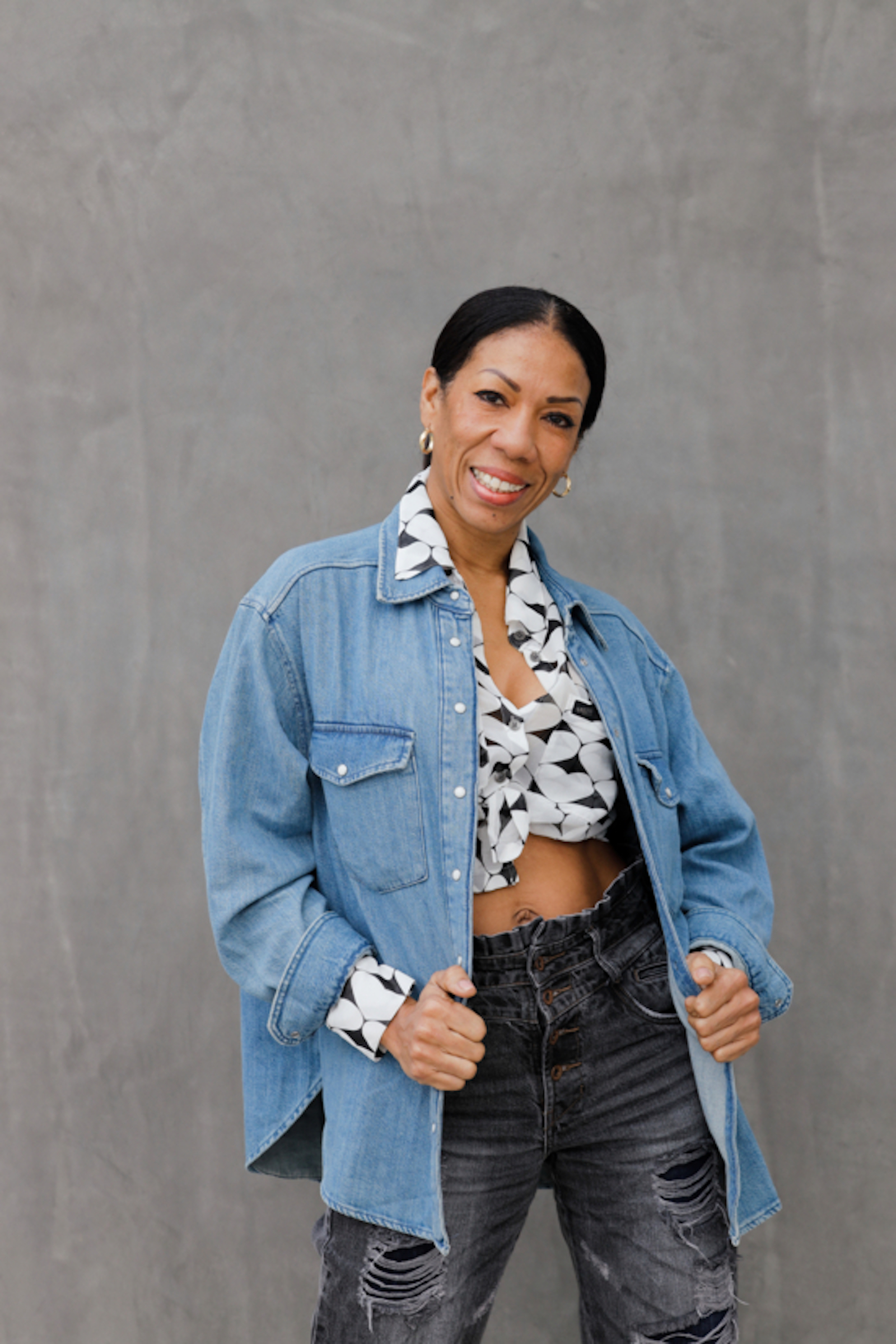 Die 50-jährige Zuzel in voller Jeansjacker.