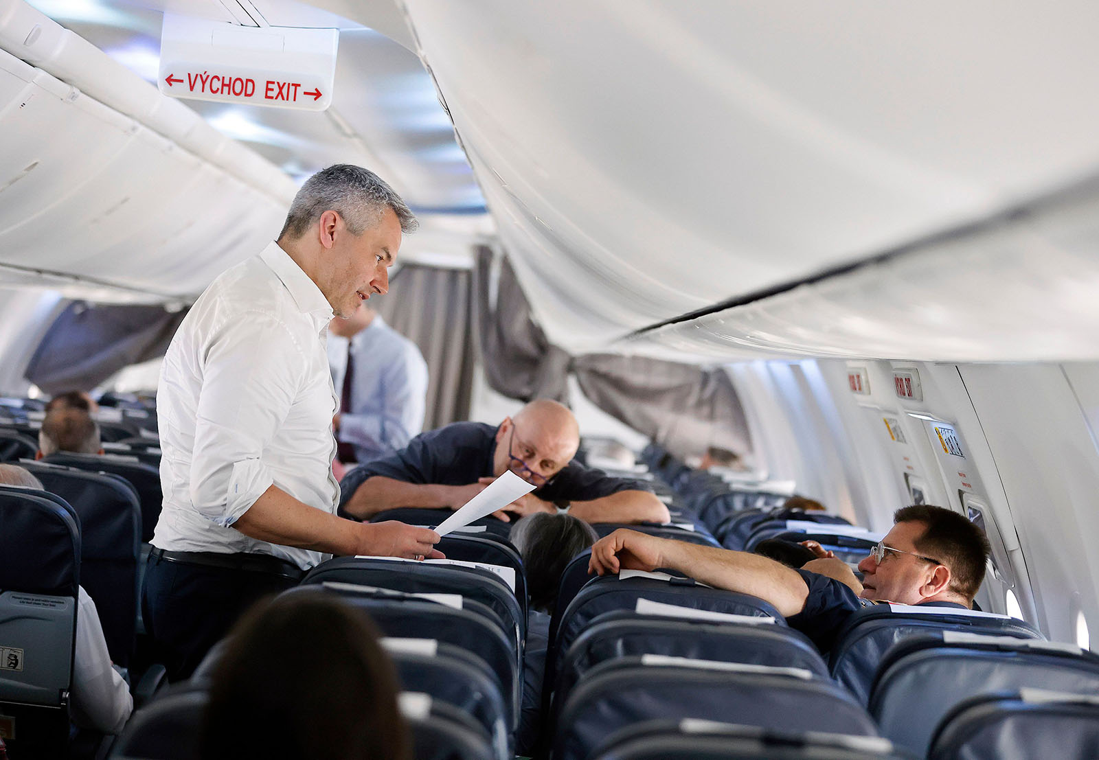 Bundeskanzler Karl Nehammer (l.) unterhält sich im Charter-Flugzeug mit Bundespolizeidirektor Michael Takacs.