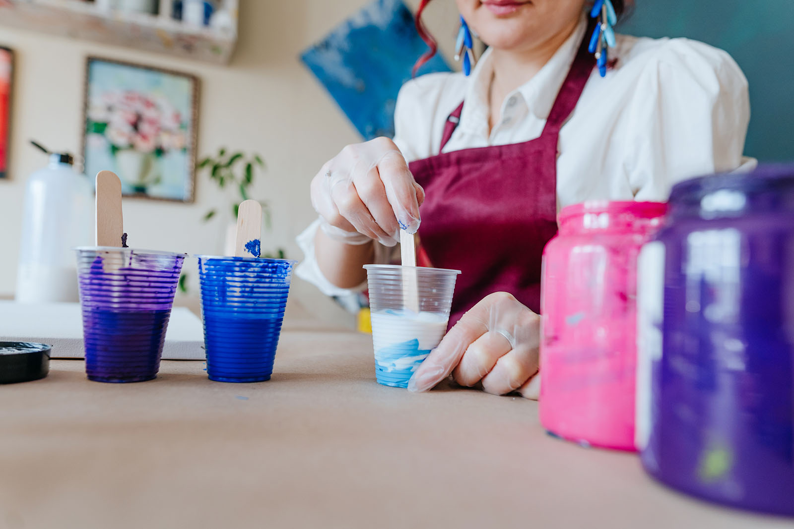 Künstlerin rührt Acrylfarben an | Credit: iStock.com/lithiumcloud