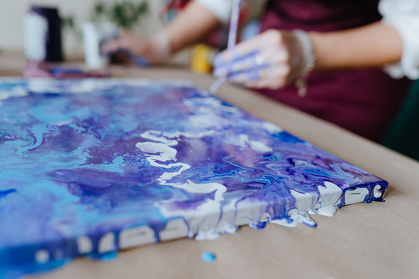 Künstlerin bemalt eine Leinwand | Credit: iStock.com/lithiumcloud