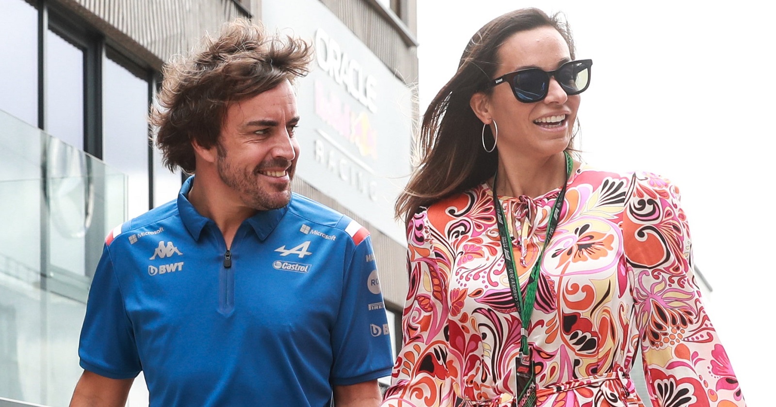 Fernando Alonso und Andrea Schlager abseits der Rennstrecke. Beide strahlen und wirken glücklich