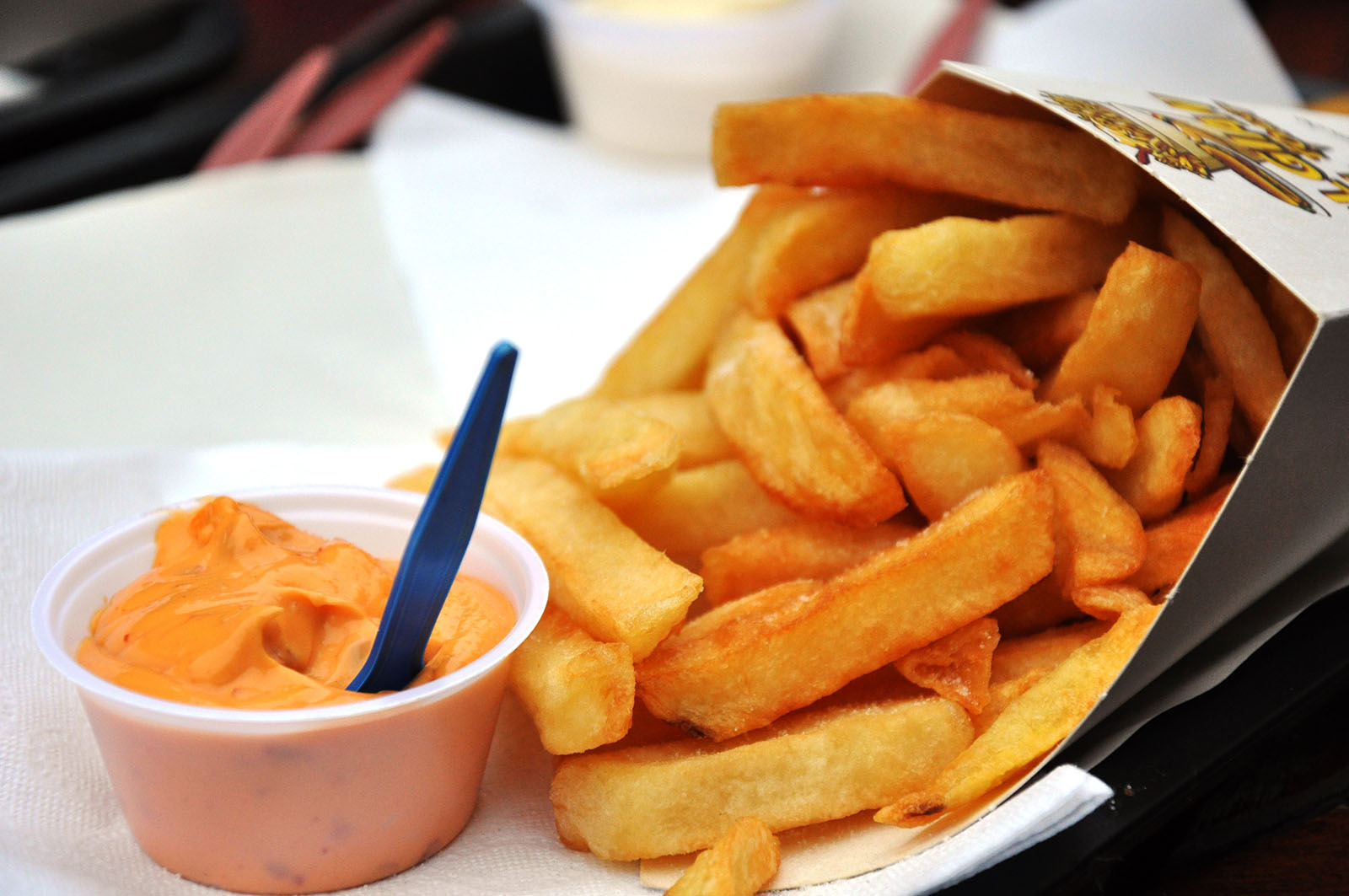 Belgische Pommes liegen auf einem Teller | Credit: iStock.com/dzianka