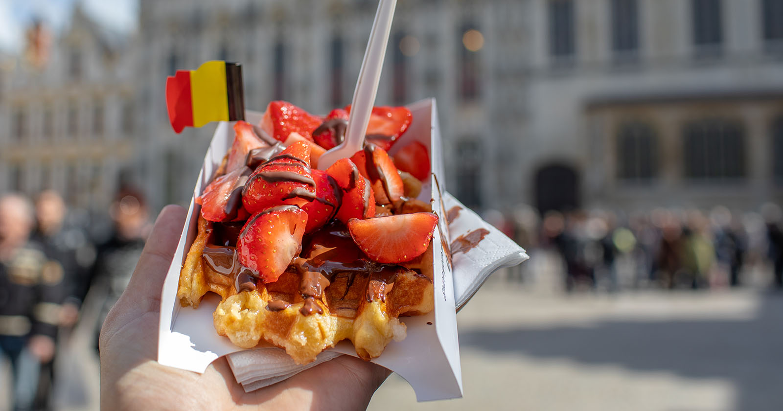 Tourist hält belgische Waffel in der Hand | Credit: iStock.com/Visual_Intermezzo