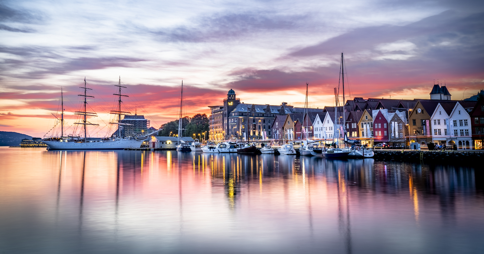 Der Hafen von Bergen im Abendrot | Credit: Visit Bergen/Lars Korvald