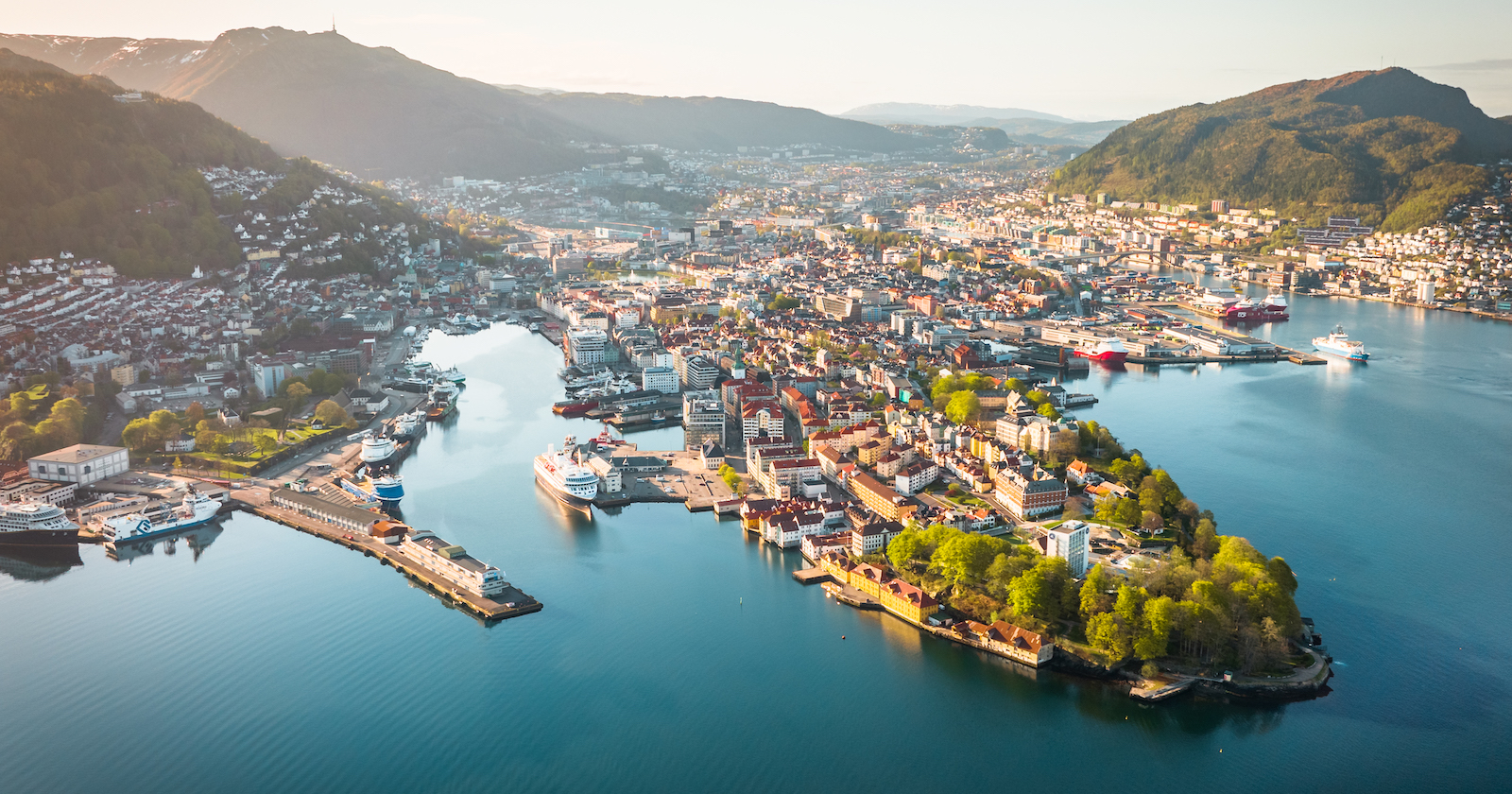 Blick auf die Hafenstadt Bergen und seine Berge | Credit: Visit Bergen/Lars Korvald