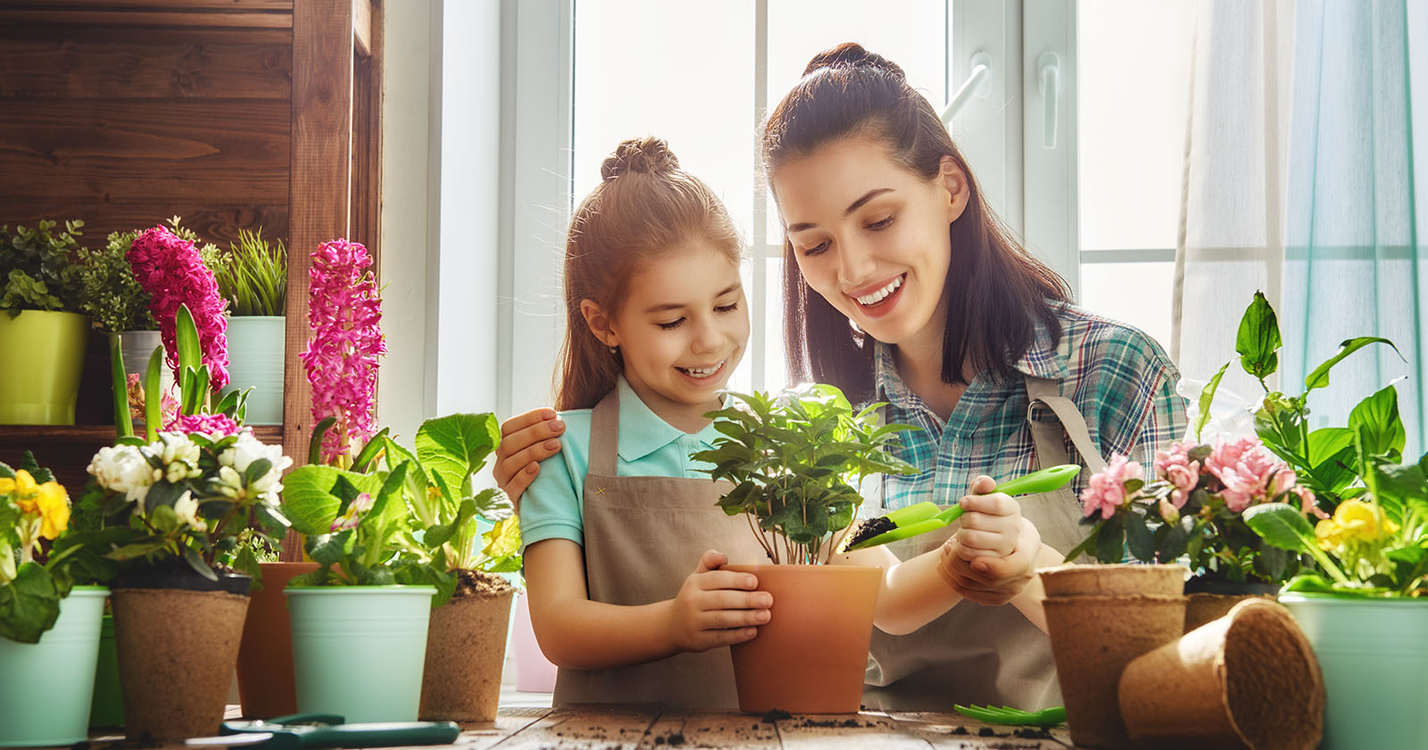 Mutter und Kind basteln mit Blumentöpfen | Credit: iStock.com/Choreograph