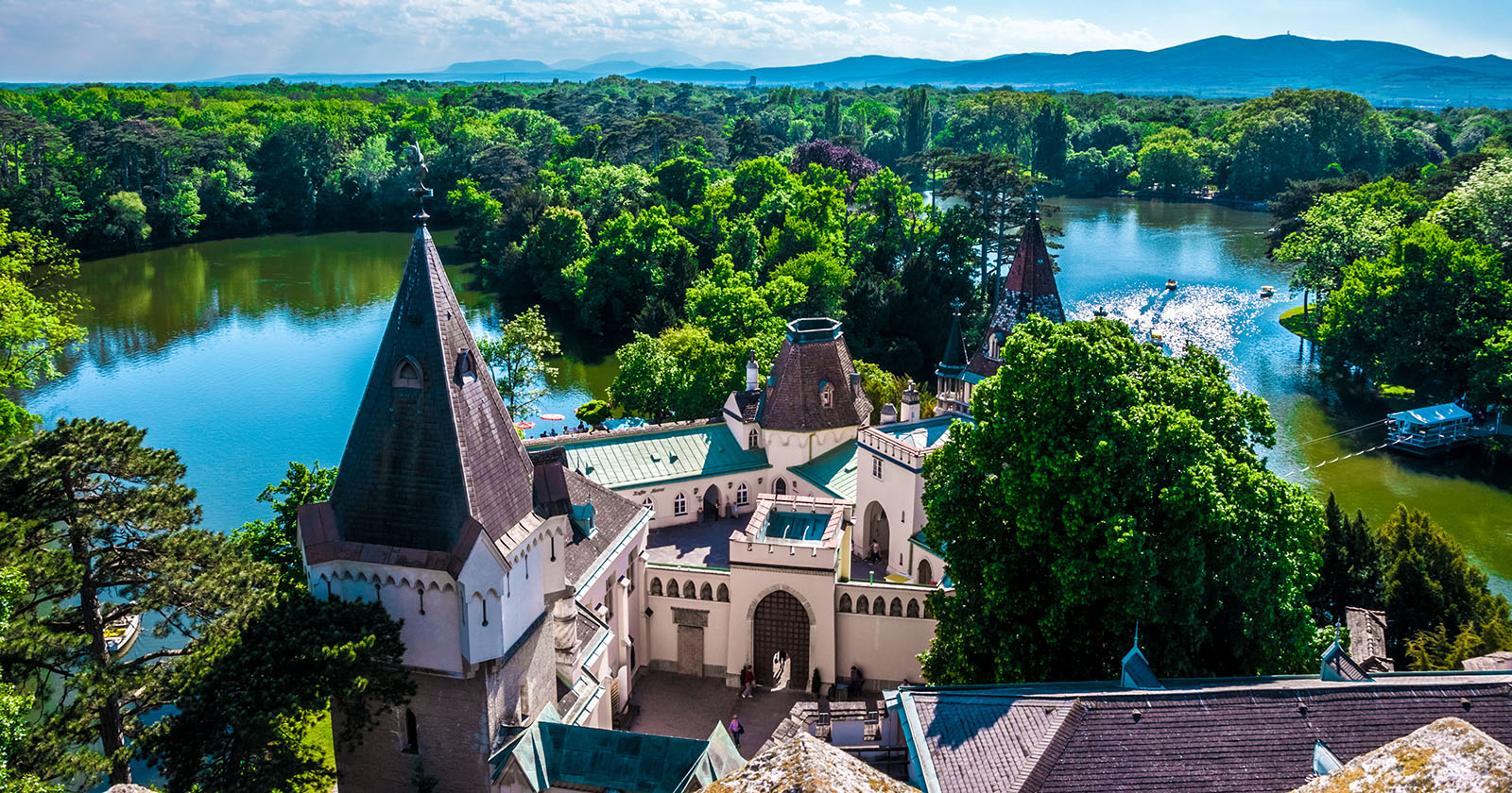 Burg und Park des Franzensburg Laxenburg | Credit: iStock.com/azoth22