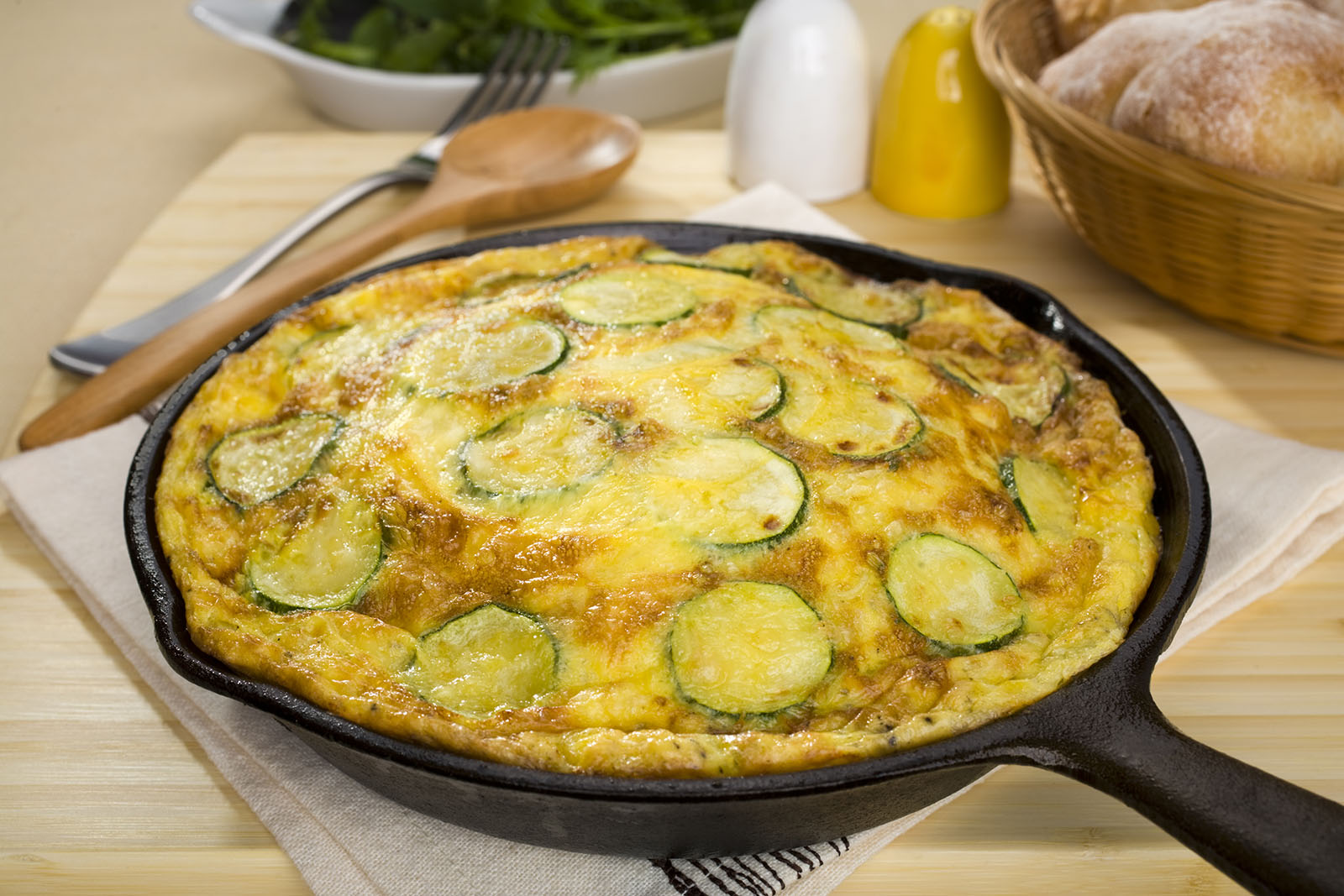 Zucchini Frittata in der Pfanne | Credit: iStock.com/travellinglight