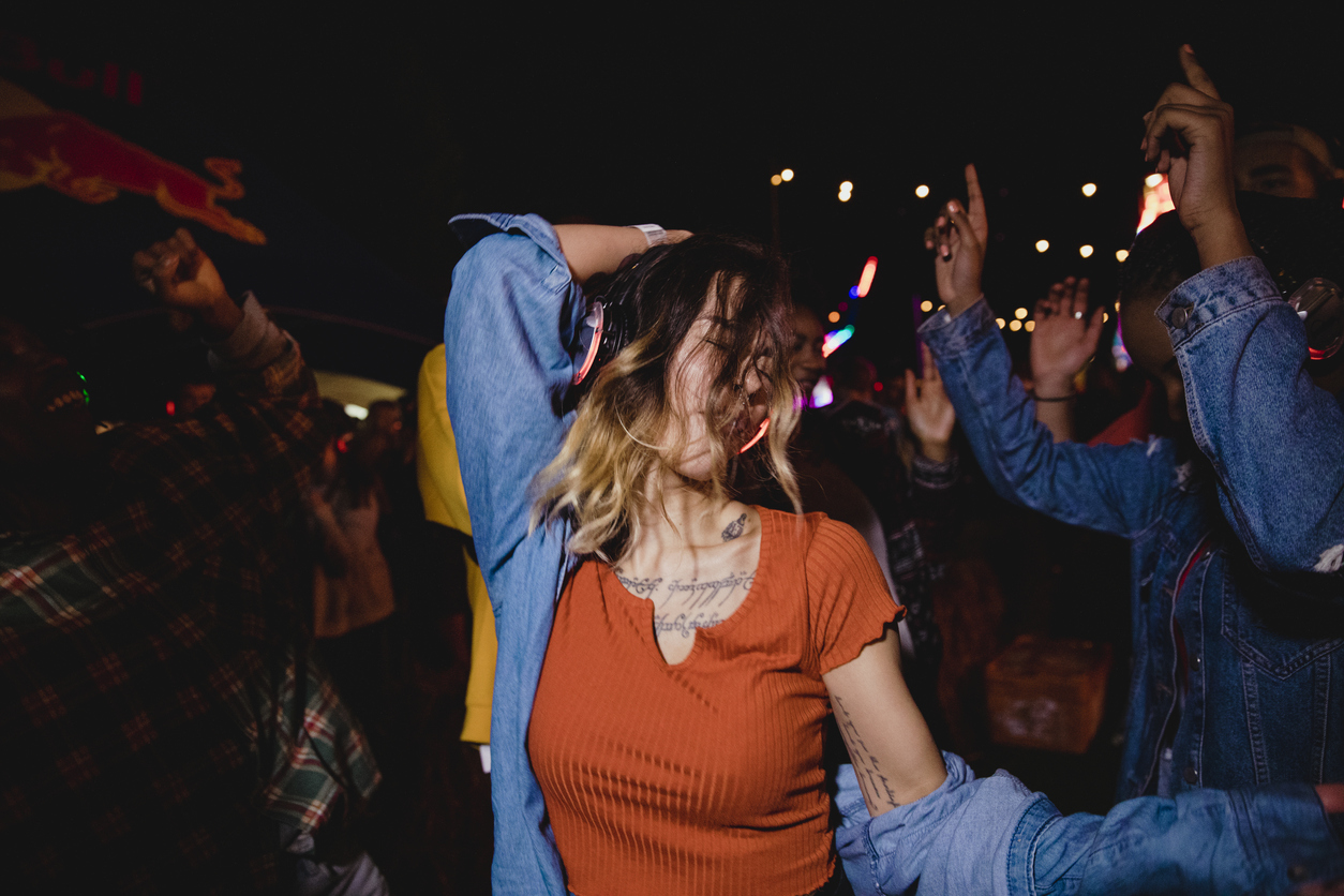 Studentin tanzt ausgelassen auf einer Party