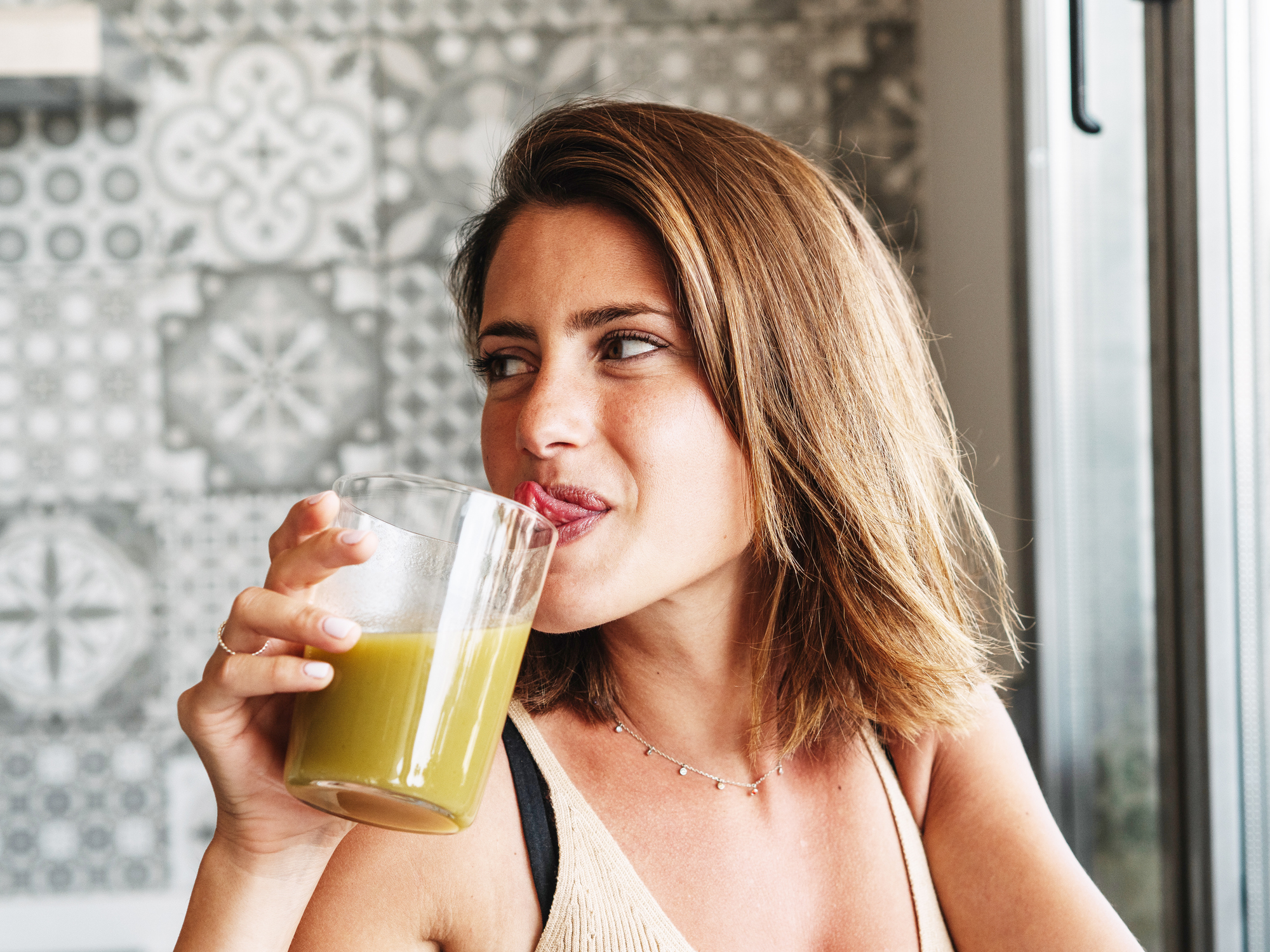 Frau trinkt aus Glas