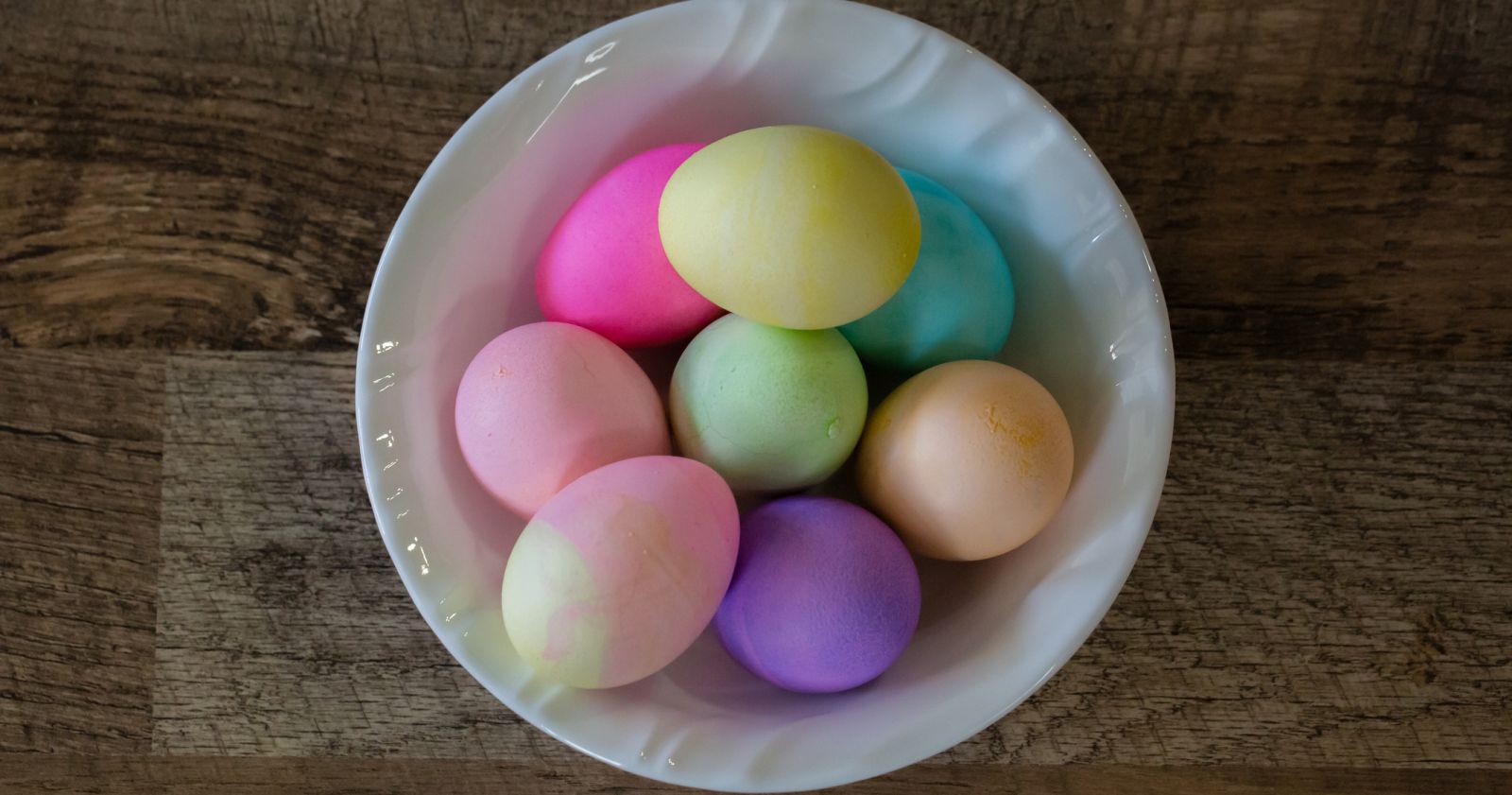 Viele bunte Ostereier in einem Teller.