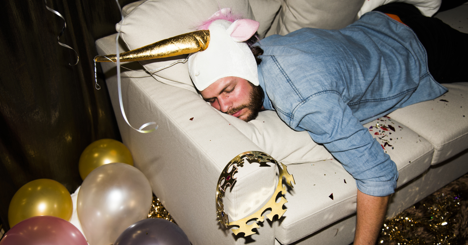 Betrunkener Mann schläft auf dem Sofa.