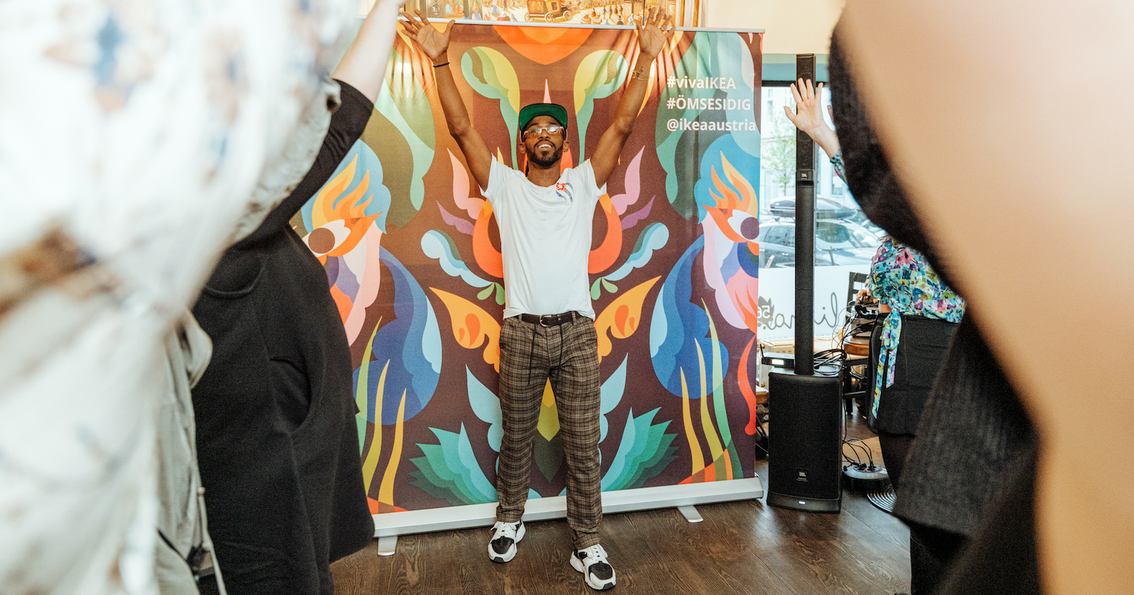 Salsa-Tanzlehrer reißt die Hände nach oben | Credit: Niklas Stadler/www.niklasstadler.at