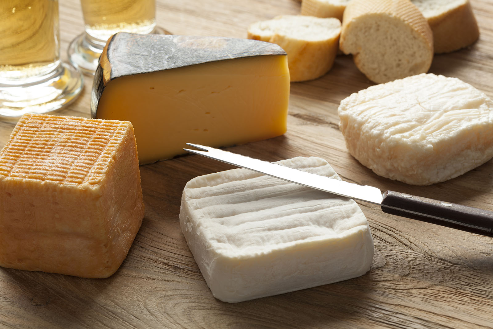 Belgischer Käse liegt auf einem Holzbrett | Credit: iStock.com/PicturePartners