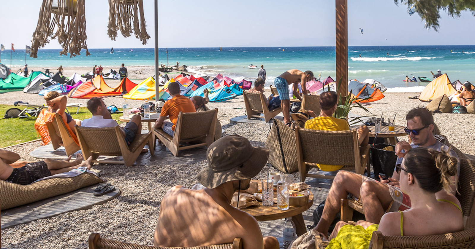 Junge Menschen liegen in Griechenland an einem Kite-Spot am Strand | Credit: Surf and Kite Theologos, Logos Berach Village