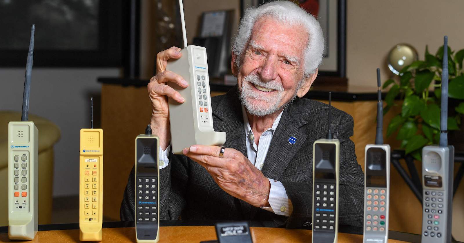 Ingenieur Martin Cooper mit der Kopie des ersten Original-Handys | Credit: VALERIE MACON / AFP / picturedesk.com